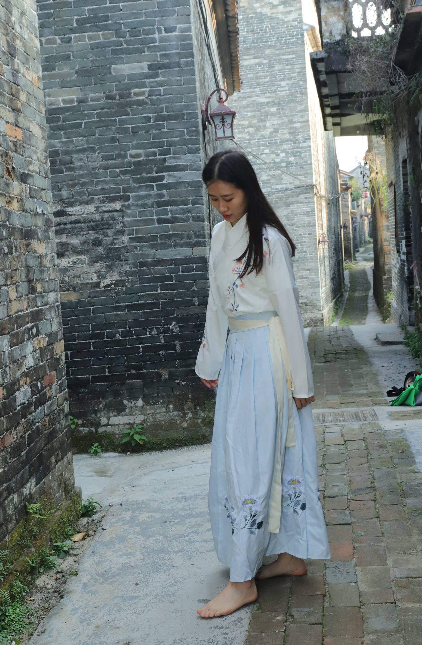 图片[52]-[Pary学生模拍] No.049 极品美女小芳穿上汉服古镇赤脚 [151P] – 速更版-美库