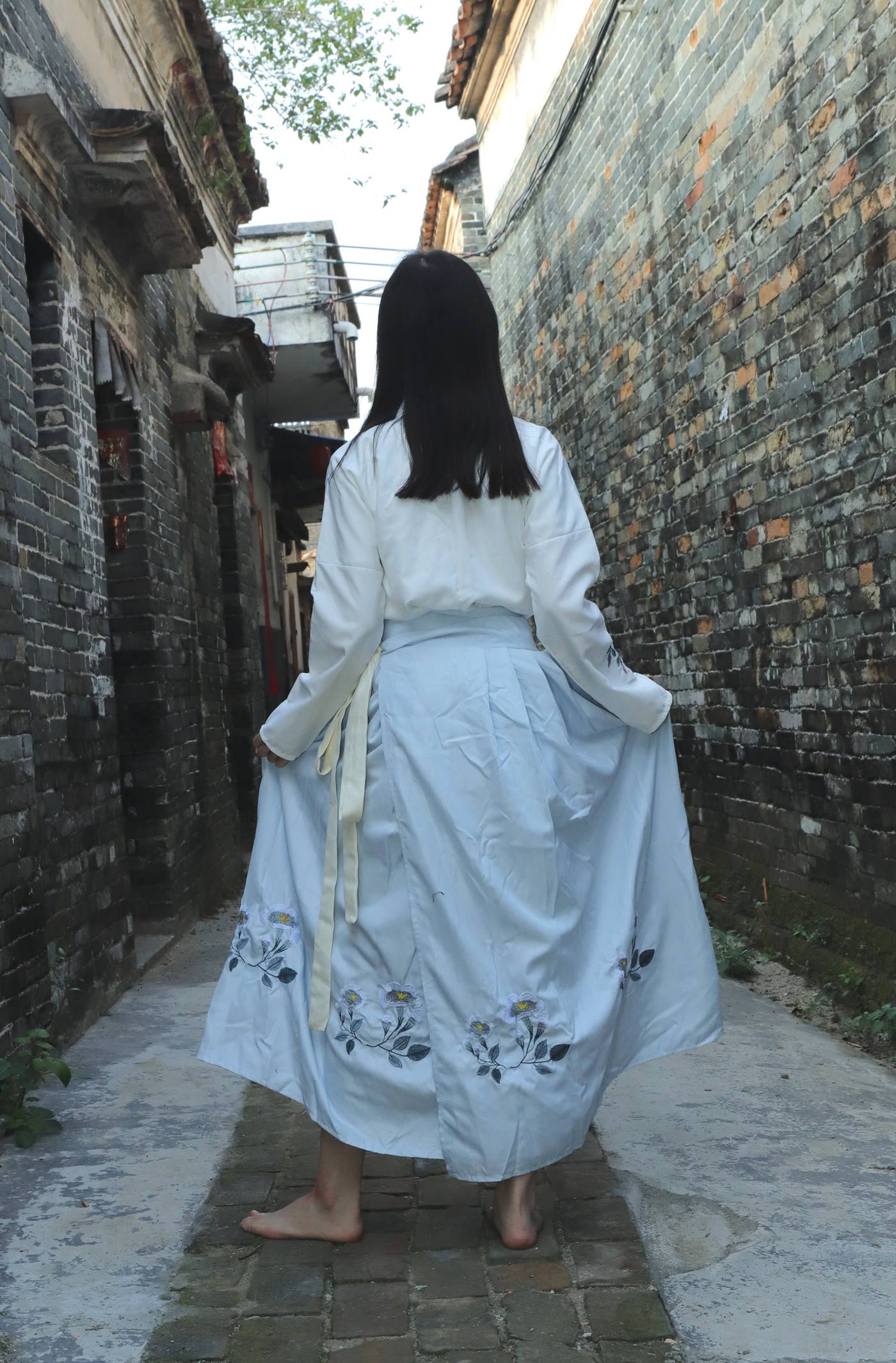 图片[65]-[Pary学生模拍] No.049 极品美女小芳穿上汉服古镇赤脚 [151P] – 速更版-美库