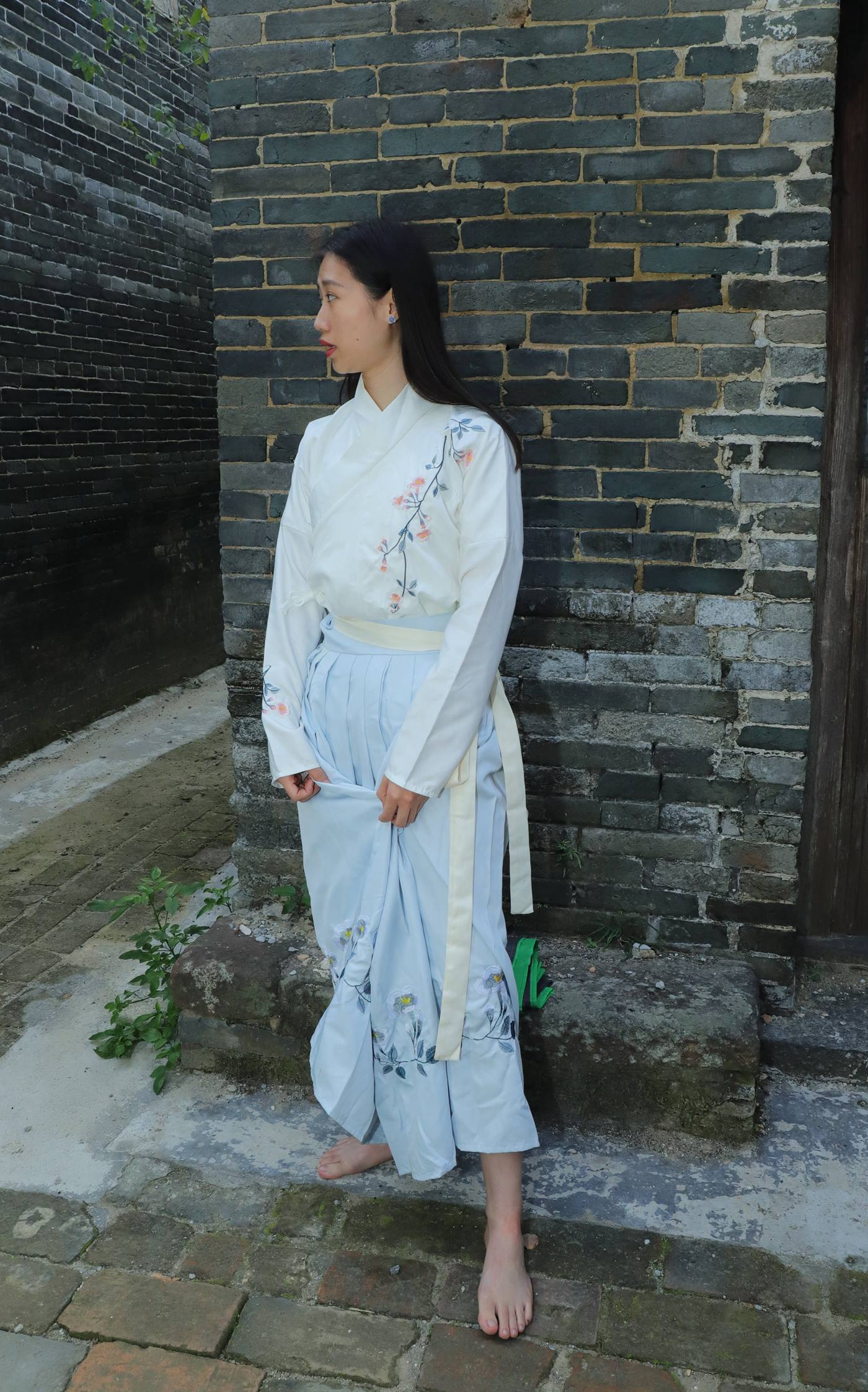 图片[74]-[Pary学生模拍] No.049 极品美女小芳穿上汉服古镇赤脚 [151P] – 速更版-美库