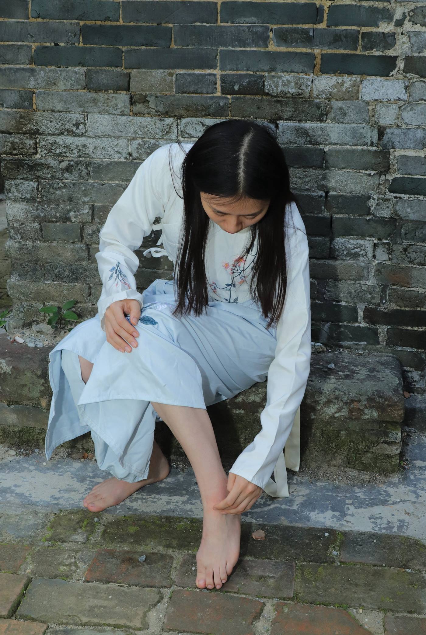 图片[75]-[Pary学生模拍] No.049 极品美女小芳穿上汉服古镇赤脚 [151P] – 速更版-美库