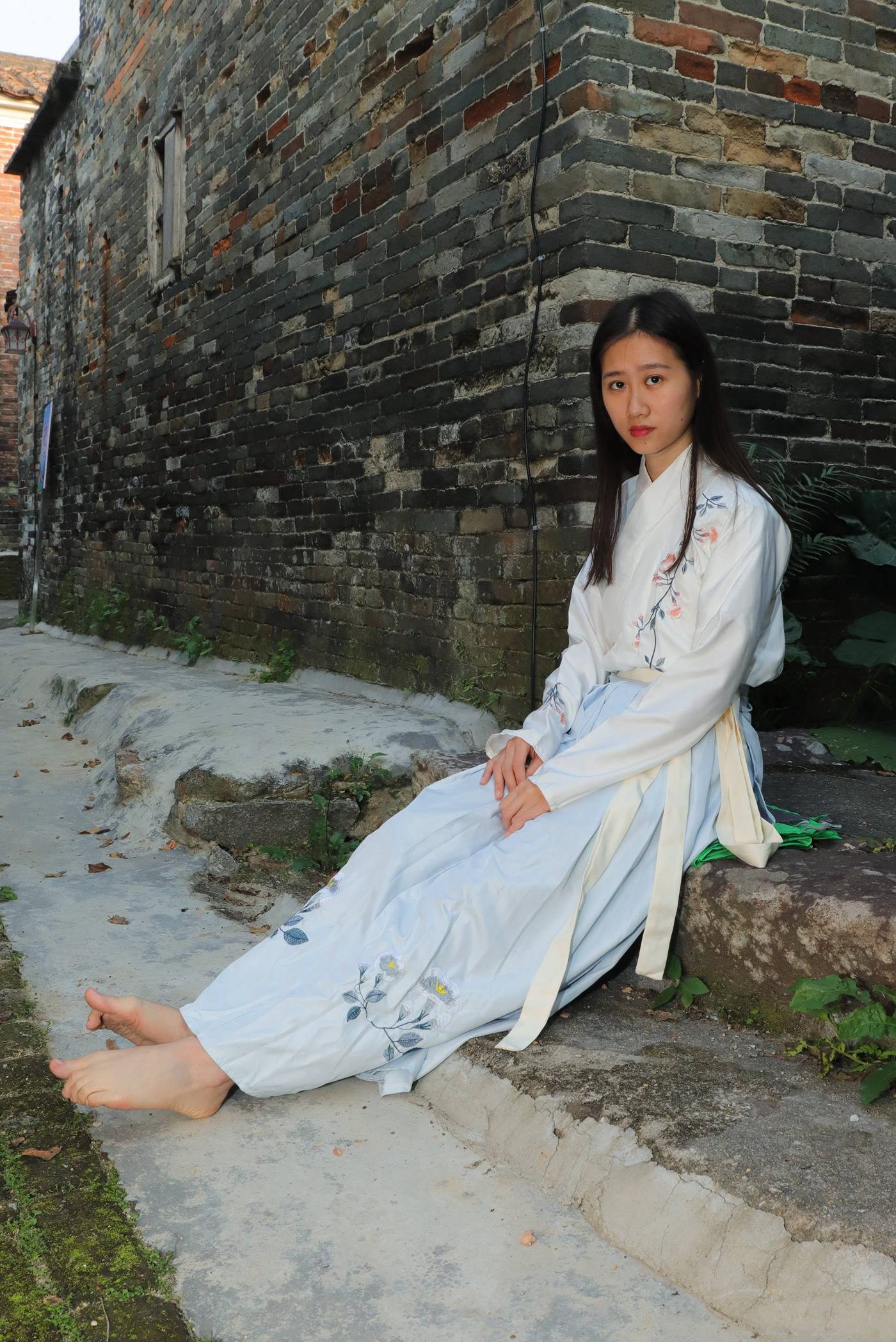 图片[98]-[Pary学生模拍] No.049 极品美女小芳穿上汉服古镇赤脚 [151P] – 速更版-美库