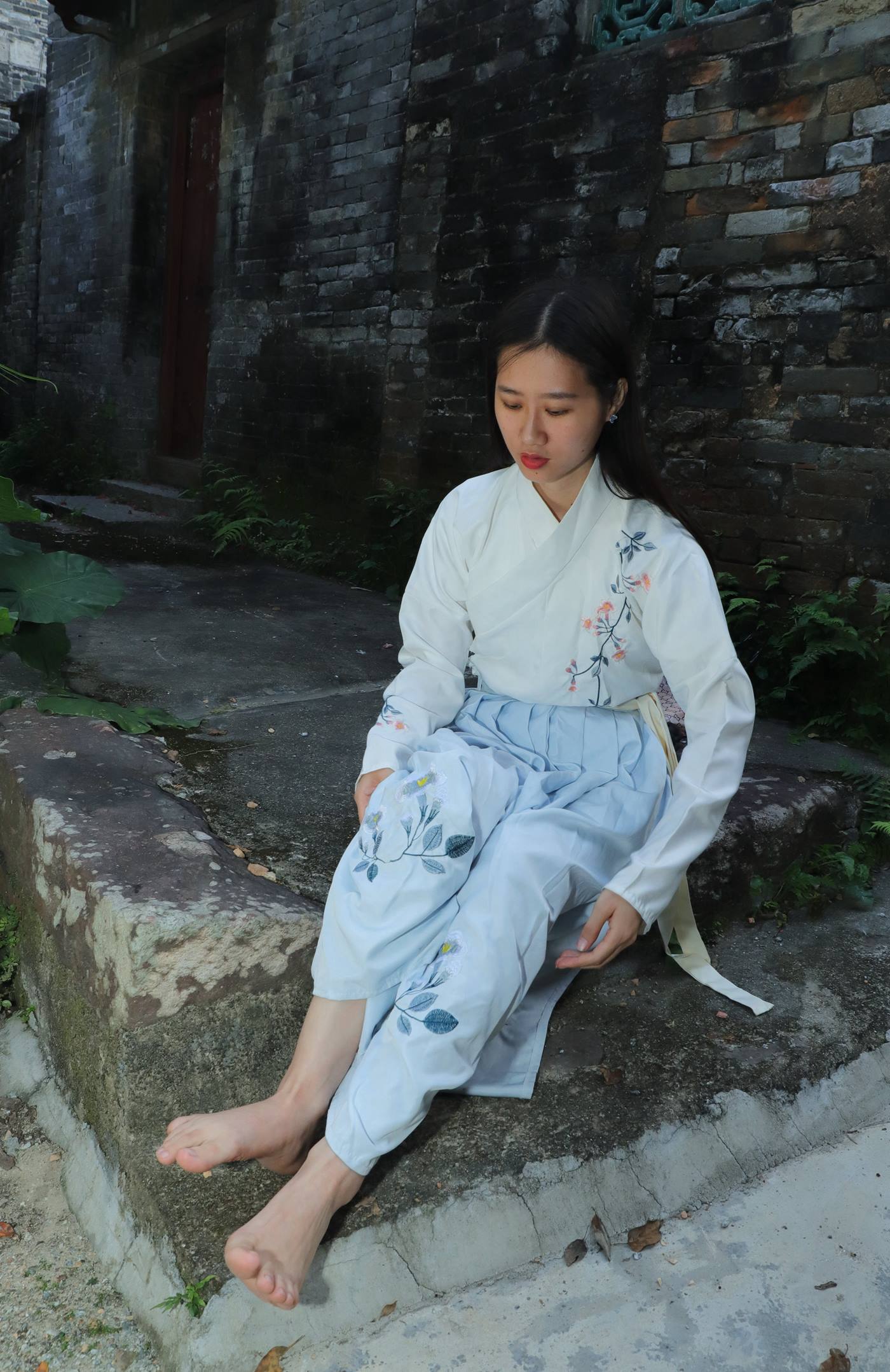 图片[110]-[Pary学生模拍] No.049 极品美女小芳穿上汉服古镇赤脚 [151P] – 速更版-美库