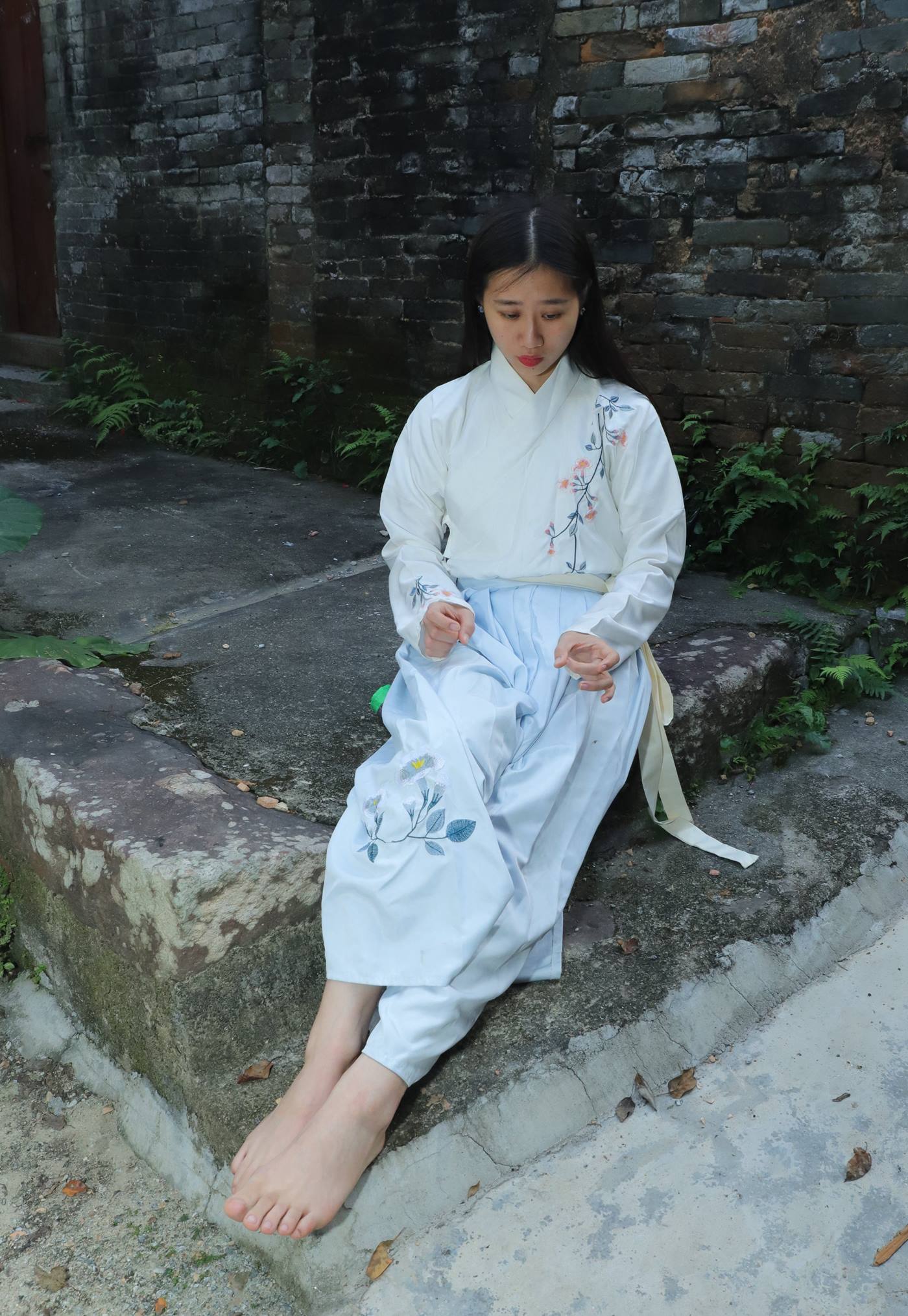 图片[111]-[Pary学生模拍] No.049 极品美女小芳穿上汉服古镇赤脚 [151P] – 速更版-美库