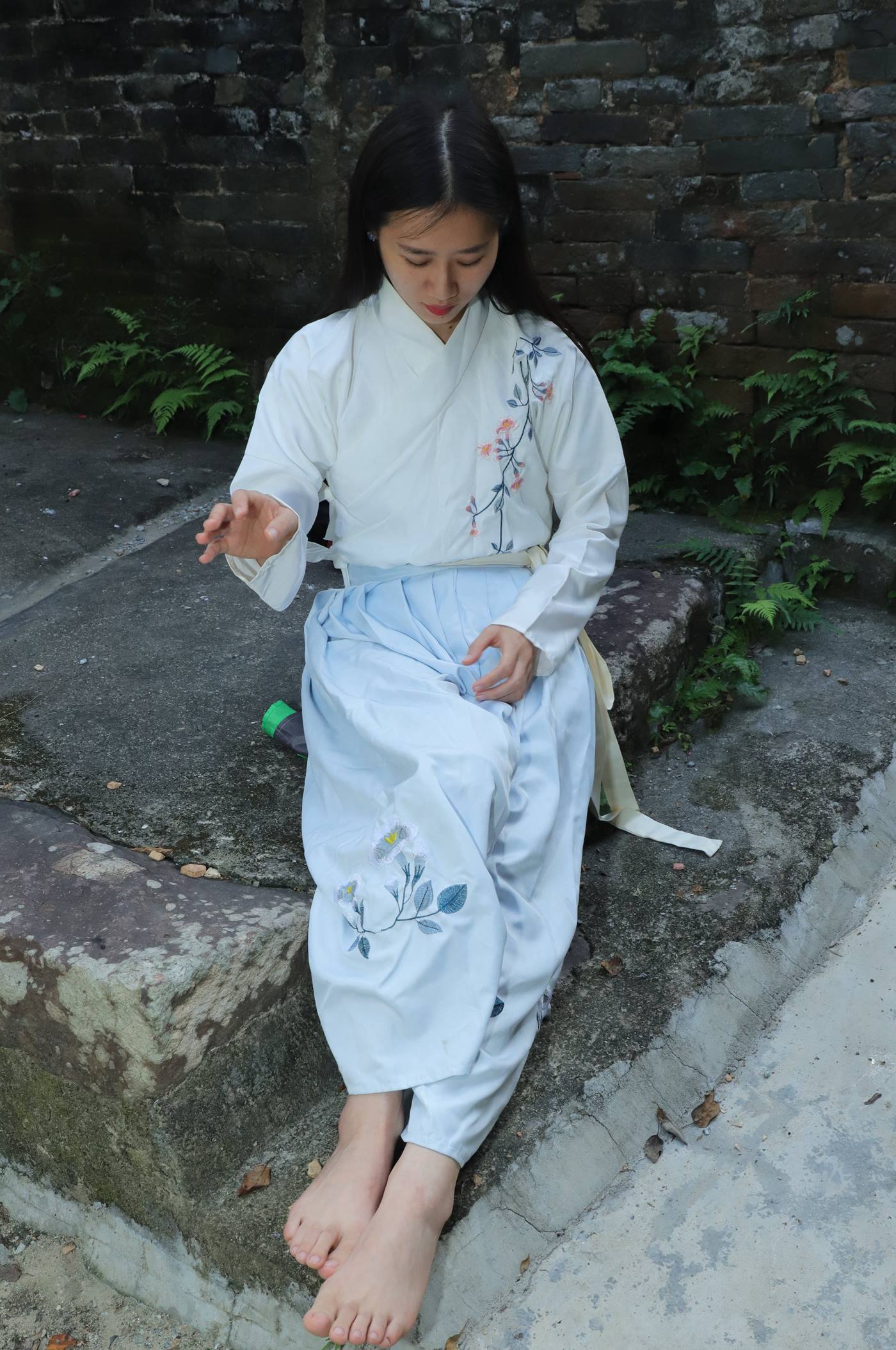 图片[112]-[Pary学生模拍] No.049 极品美女小芳穿上汉服古镇赤脚 [151P] – 速更版-美库