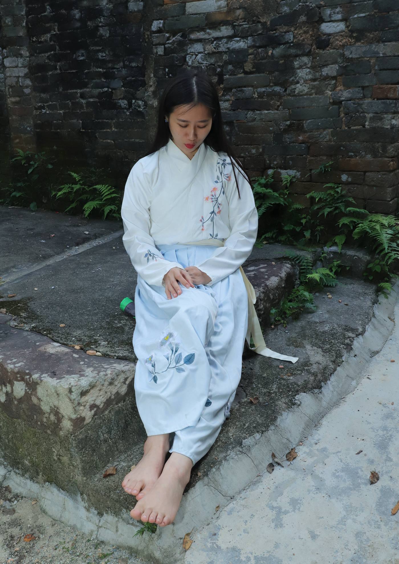 图片[113]-[Pary学生模拍] No.049 极品美女小芳穿上汉服古镇赤脚 [151P] – 速更版-美库