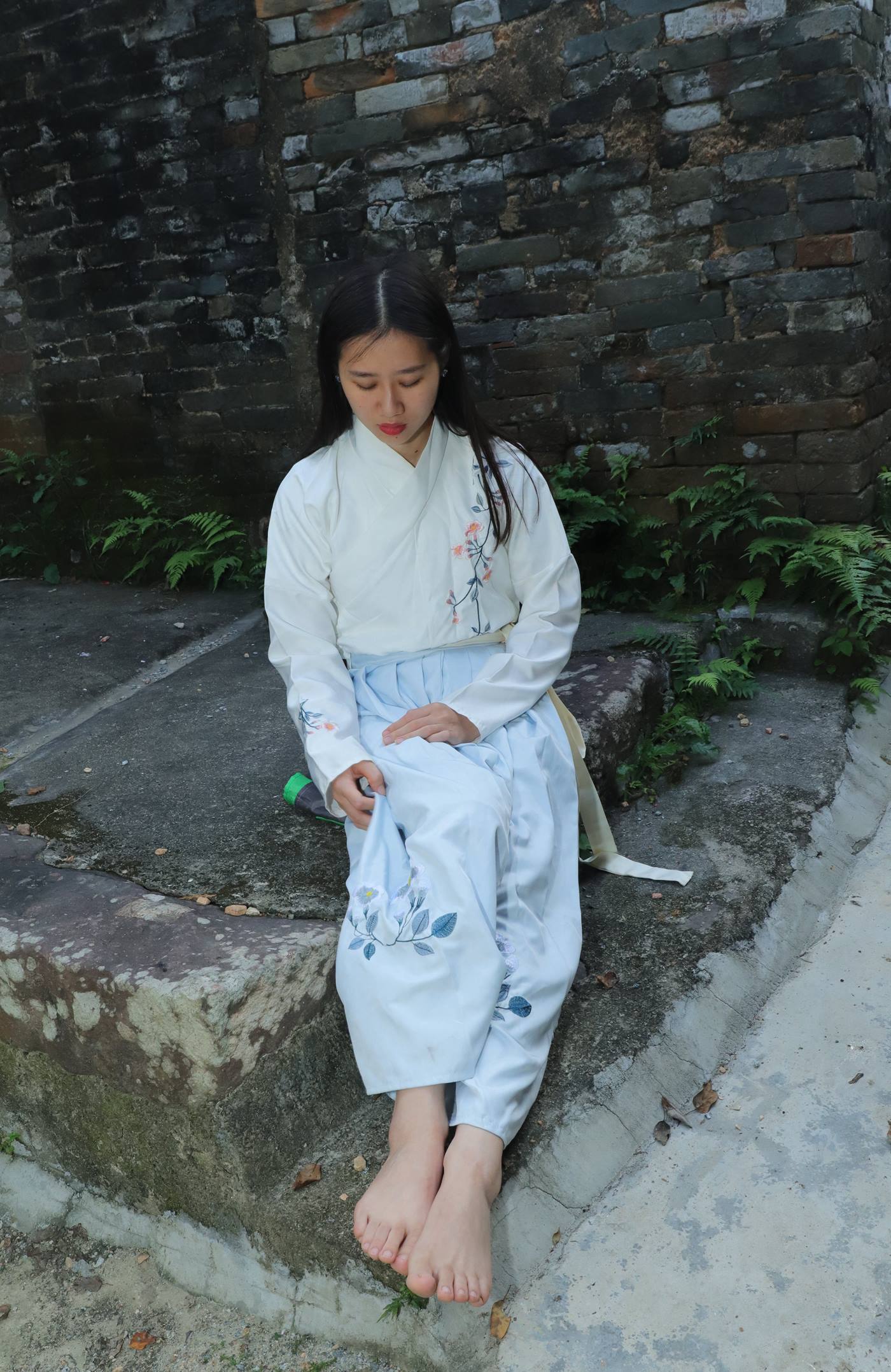 图片[114]-[Pary学生模拍] No.049 极品美女小芳穿上汉服古镇赤脚 [151P] – 速更版-美库