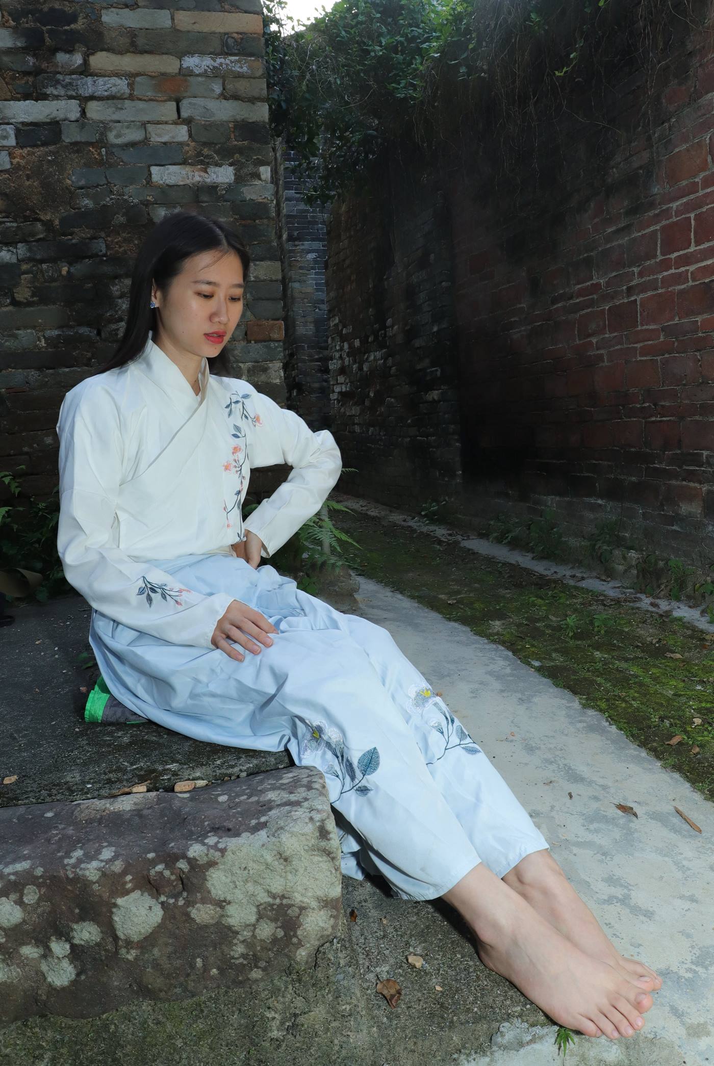 图片[123]-[Pary学生模拍] No.049 极品美女小芳穿上汉服古镇赤脚 [151P] – 速更版-美库