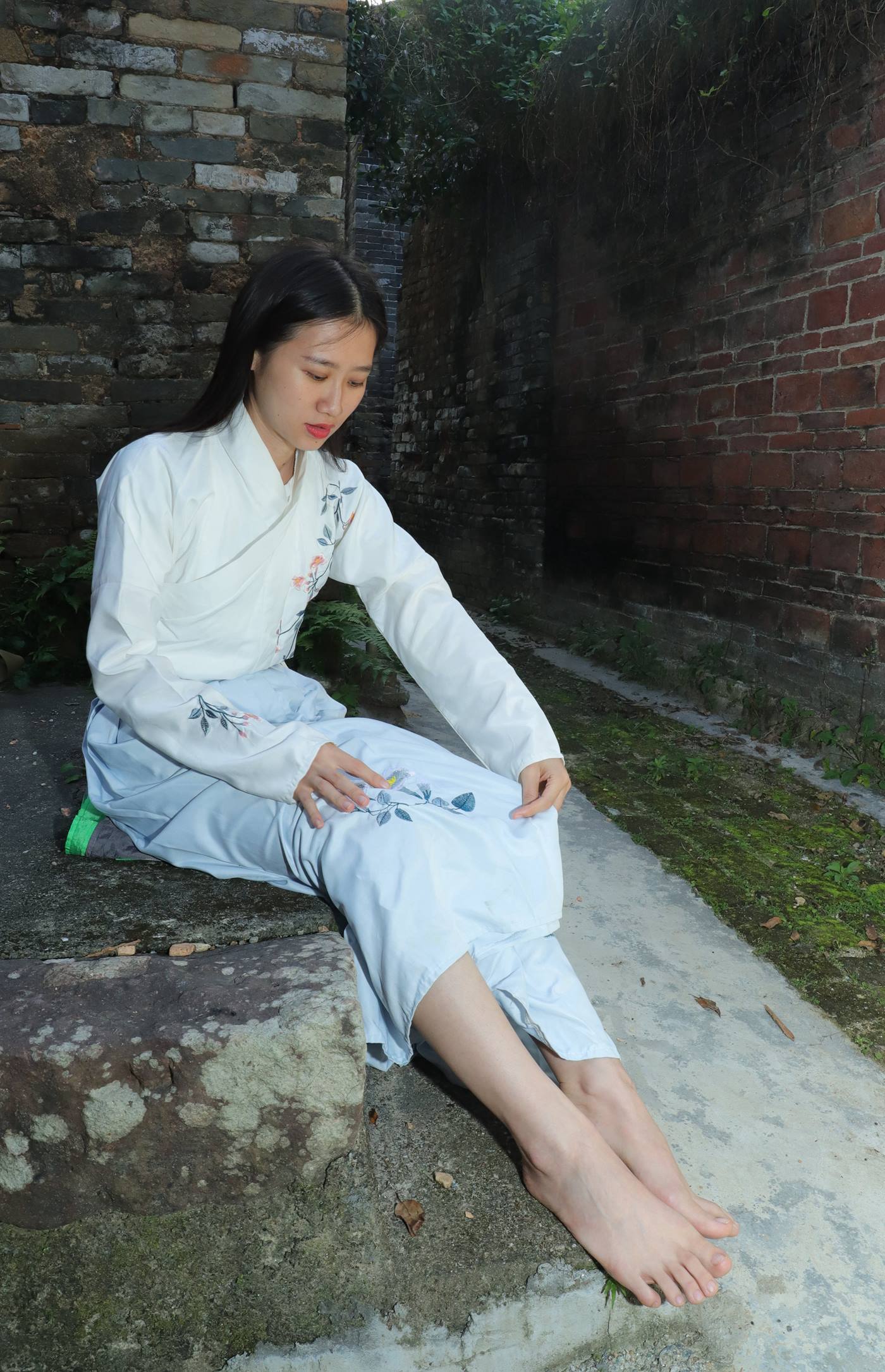 图片[124]-[Pary学生模拍] No.049 极品美女小芳穿上汉服古镇赤脚 [151P] – 速更版-美库