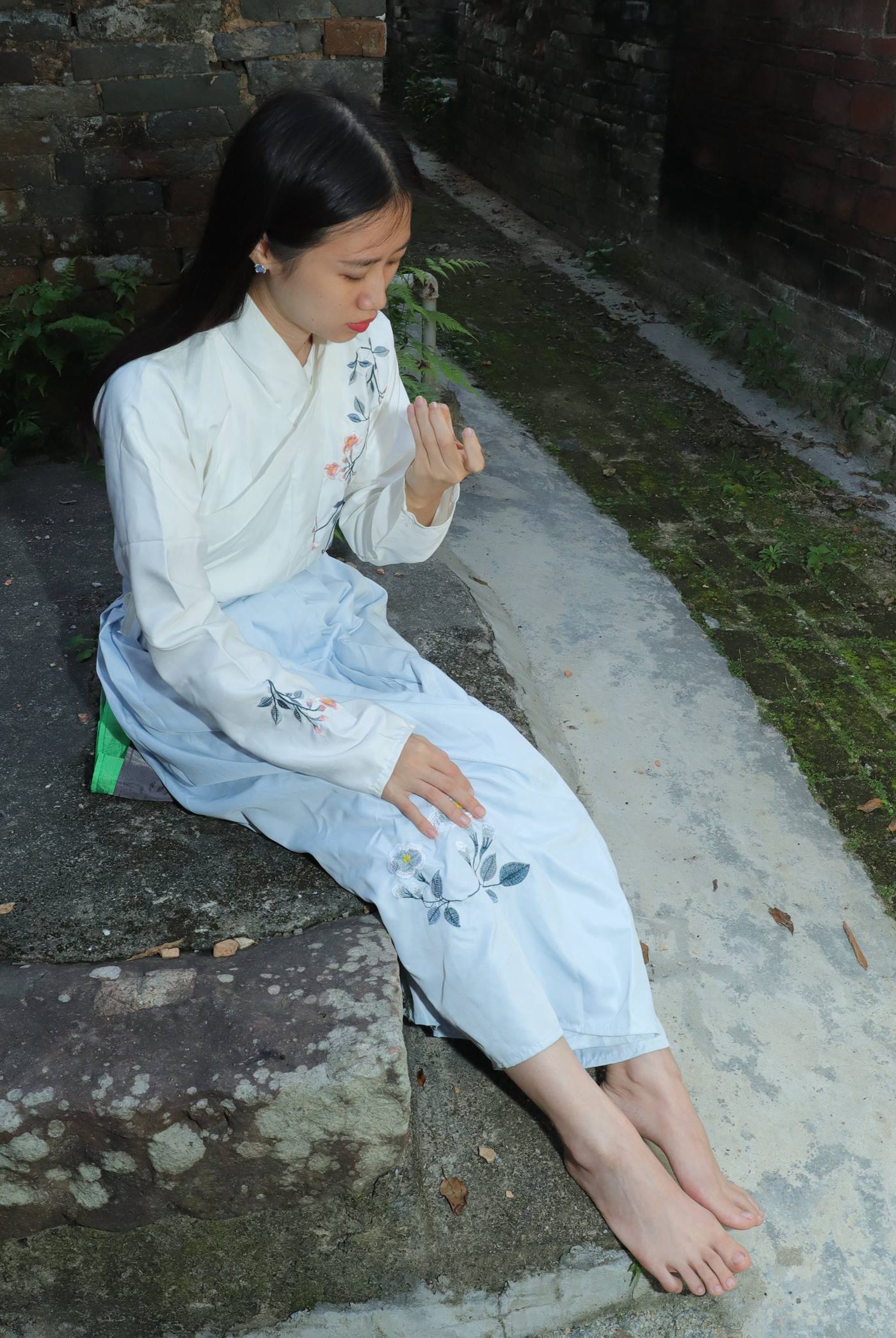 图片[125]-[Pary学生模拍] No.049 极品美女小芳穿上汉服古镇赤脚 [151P] – 速更版-美库