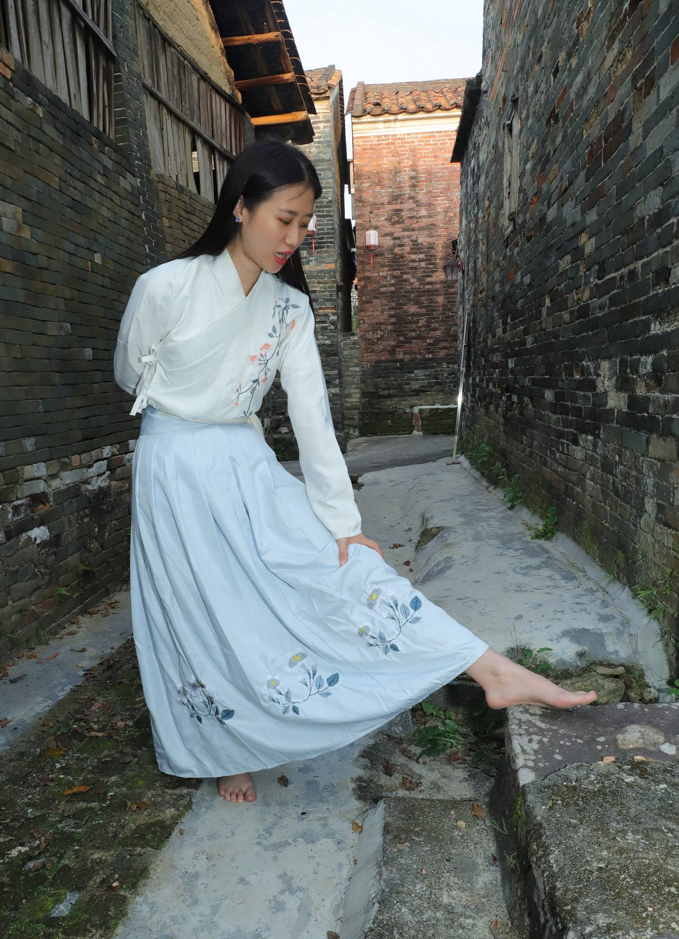 图片[131]-[Pary学生模拍] No.049 极品美女小芳穿上汉服古镇赤脚 [151P] – 速更版-美库