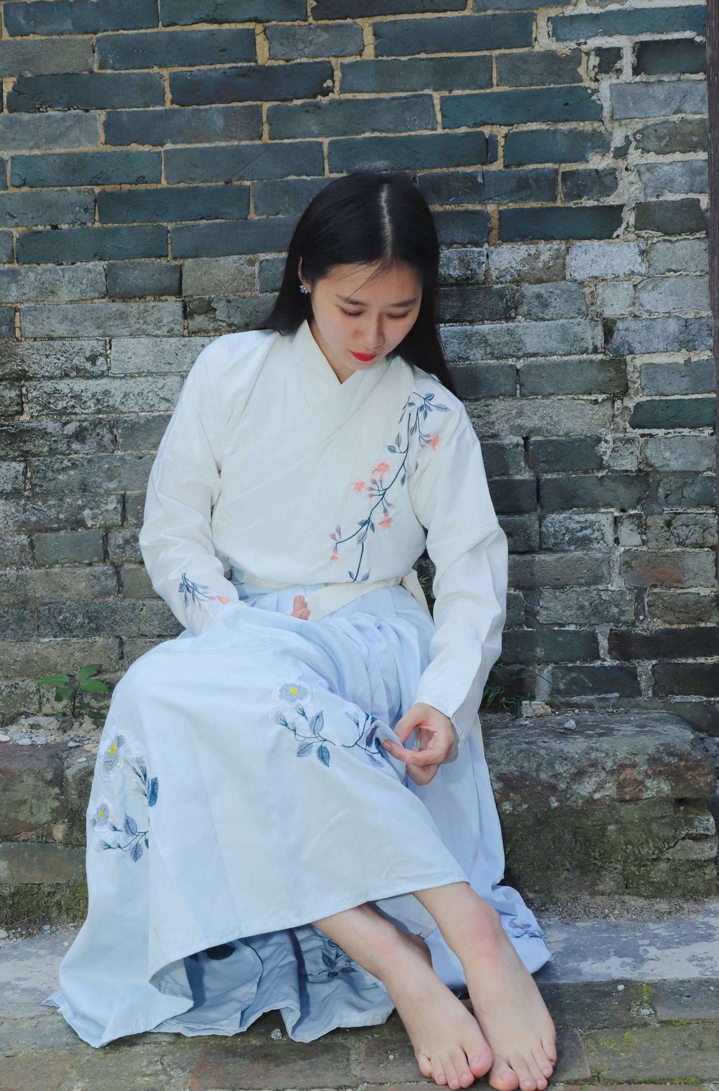 图片[142]-[Pary学生模拍] No.049 极品美女小芳穿上汉服古镇赤脚 [151P] – 速更版-美库