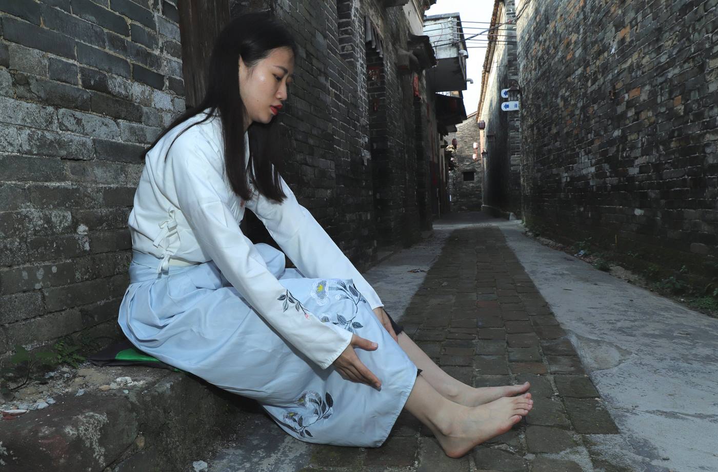 图片[143]-[Pary学生模拍] No.049 极品美女小芳穿上汉服古镇赤脚 [151P] – 速更版-美库