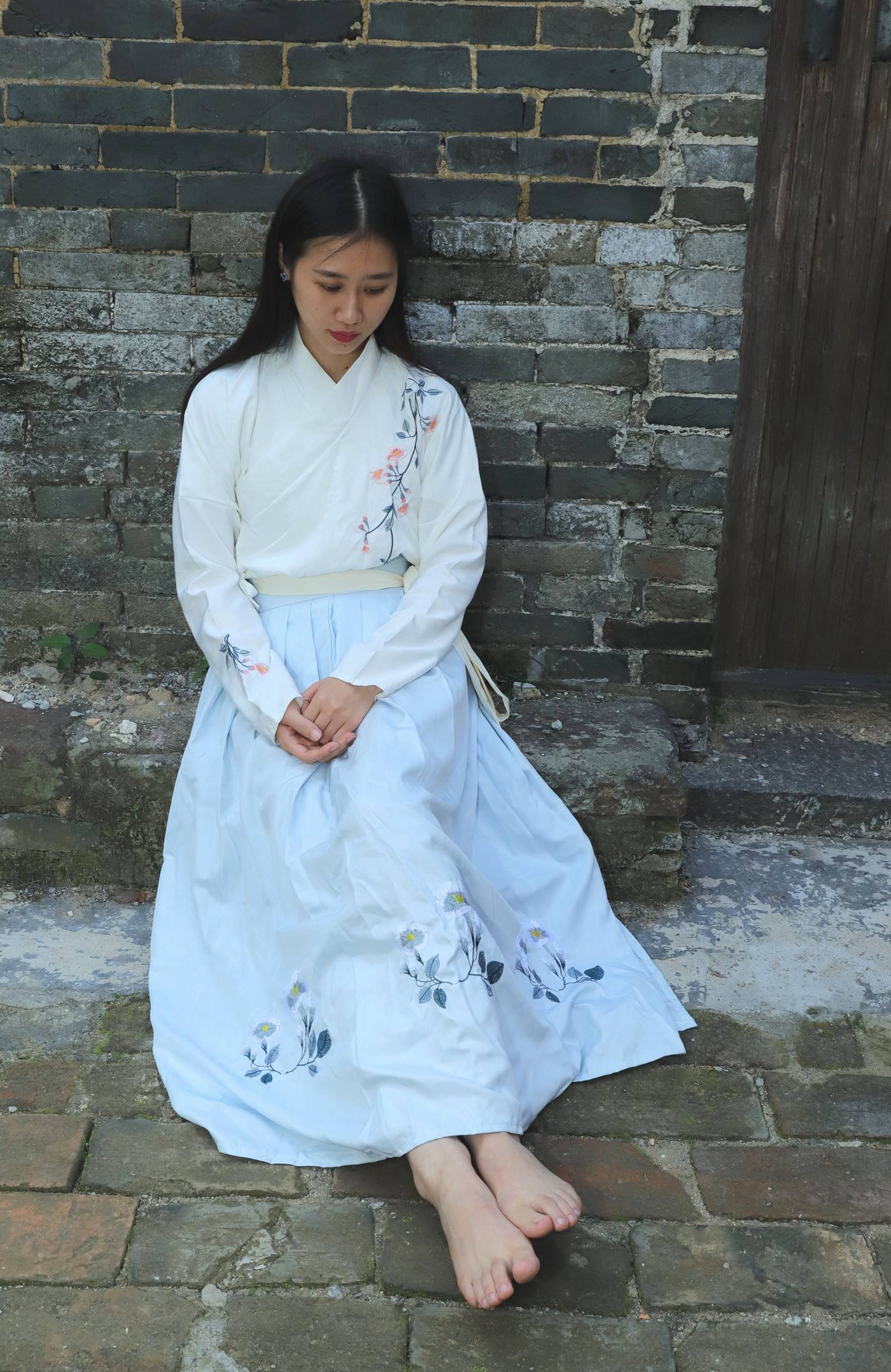 图片[147]-[Pary学生模拍] No.049 极品美女小芳穿上汉服古镇赤脚 [151P] – 速更版-美库