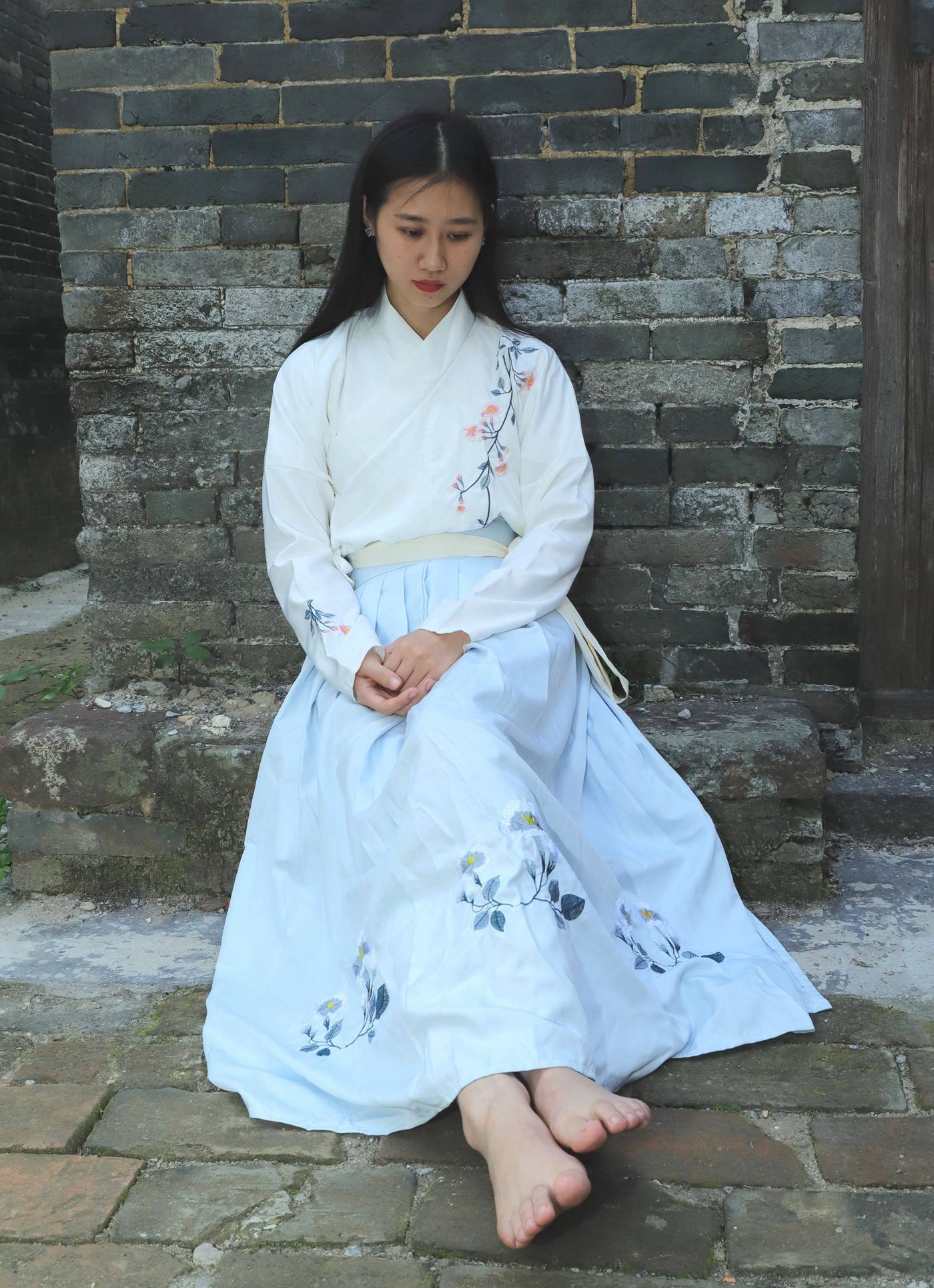 图片[148]-[Pary学生模拍] No.049 极品美女小芳穿上汉服古镇赤脚 [151P] – 速更版-美库