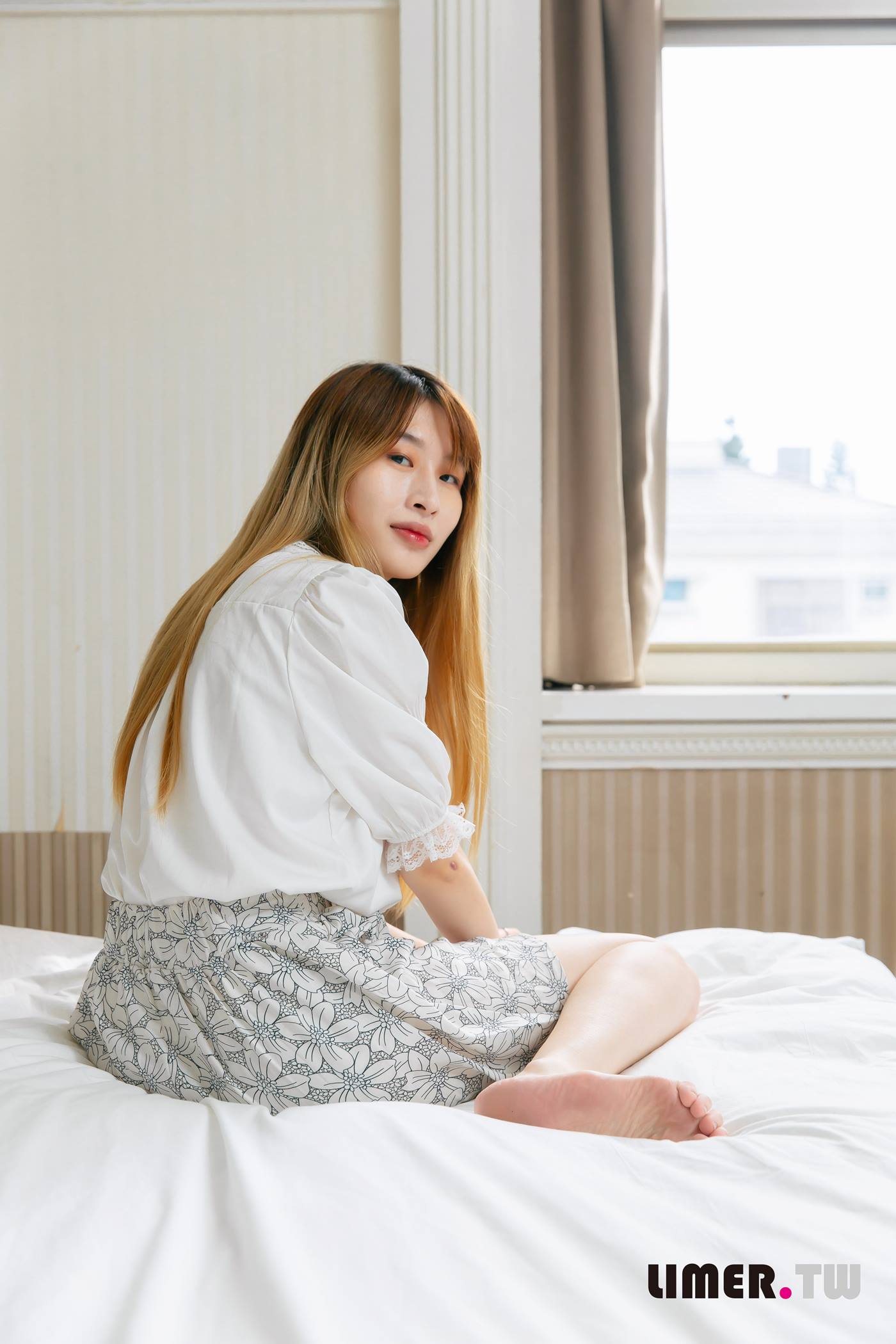 图片[11]-Limerence原创 NO.062 小星星 美脚与薯条的较劲 油亮的脚底[215P] – 速更版-美库