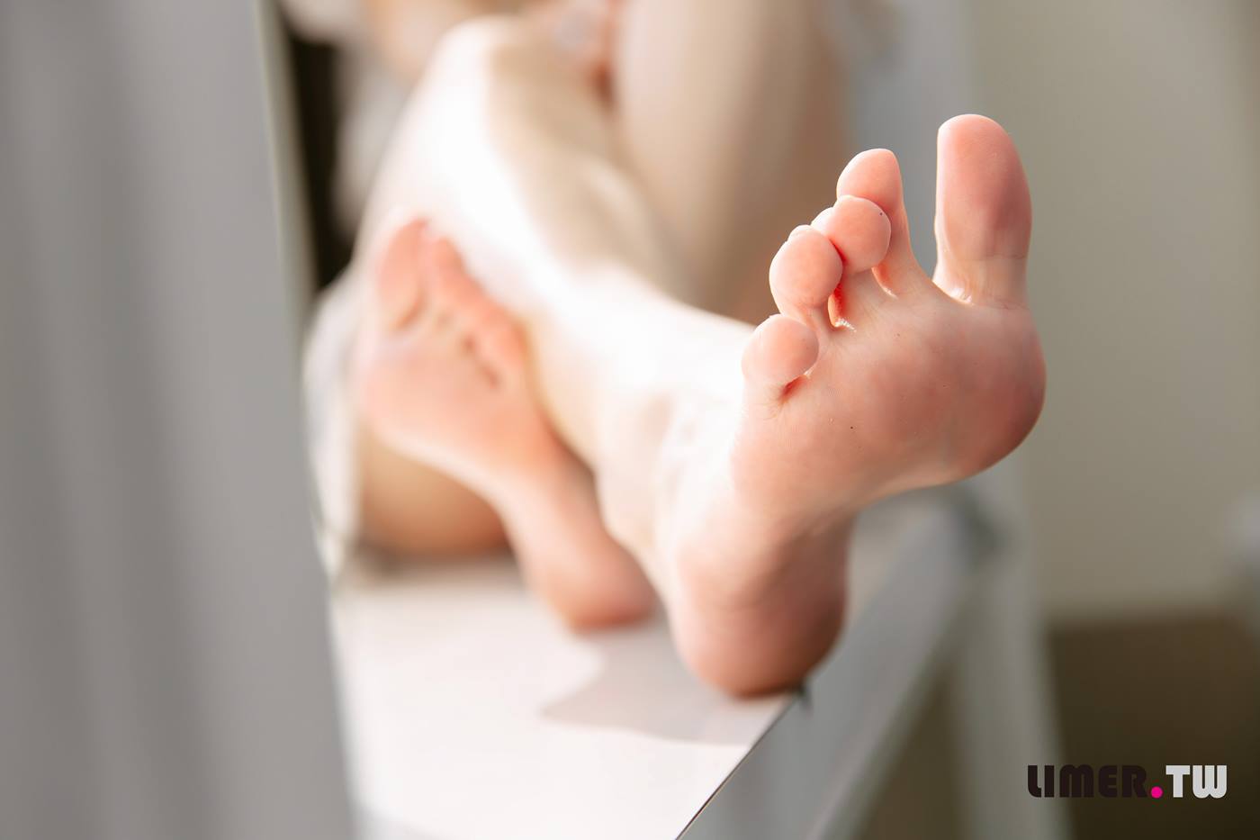 图片[56]-Limerence原创 NO.062 小星星 美脚与薯条的较劲 油亮的脚底[215P] – 速更版-美库