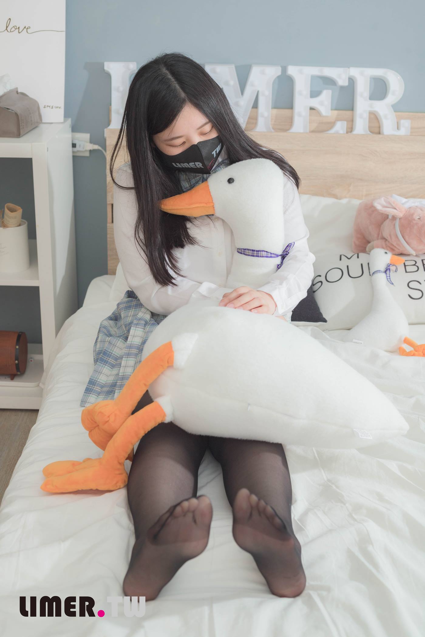 图片[46]-Limerence原创 No.066 BIBI学生服的丝袜诱惑 雪白的肌肤与脚底透出丝袜 [93P] – 速更版-美库