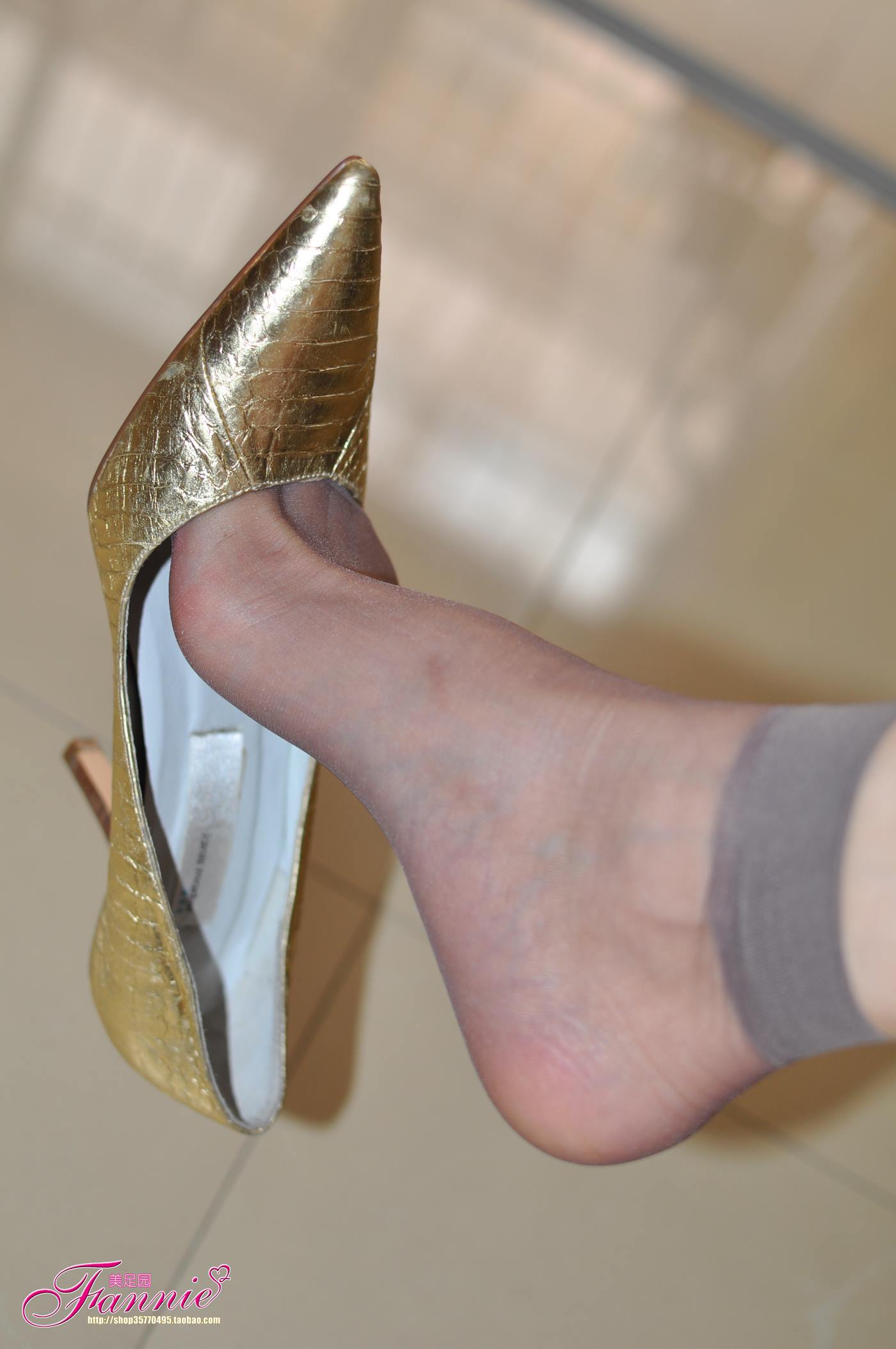 图片[34]-Fannie芬妮每足园 No.024 暗香（金色船鞋灰丝）[81P] – 速更版-美库