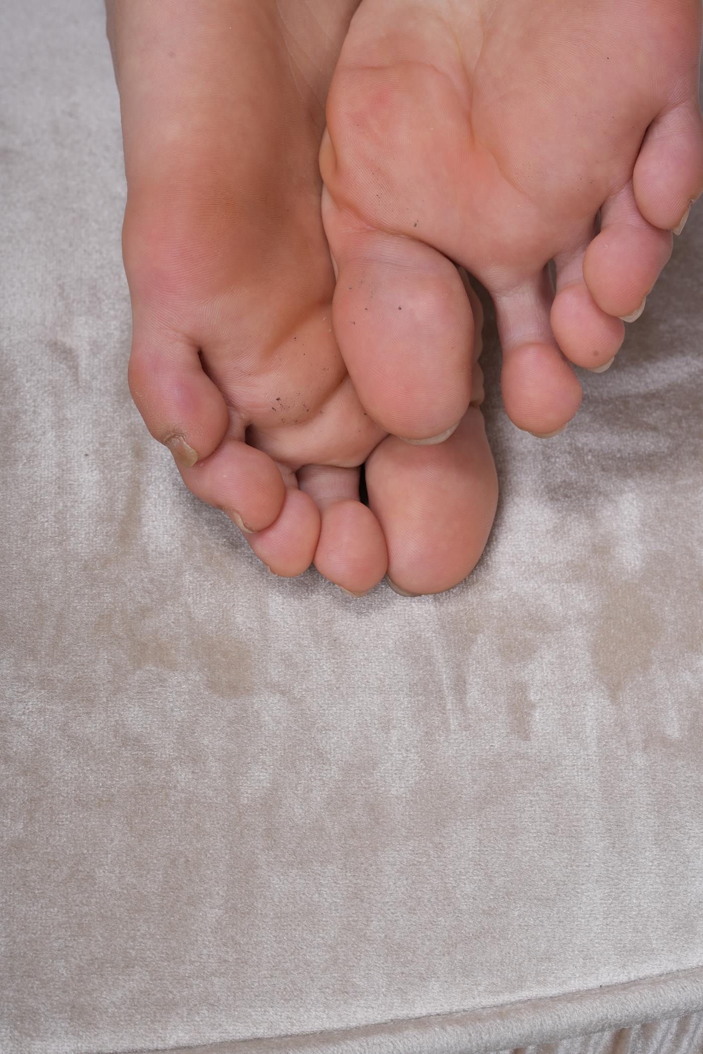 图片[81]-[Sexy Asian Girls Feet]NO.047-茜茜展示她的挺脏小脚丫[139P] – 速更版-美库