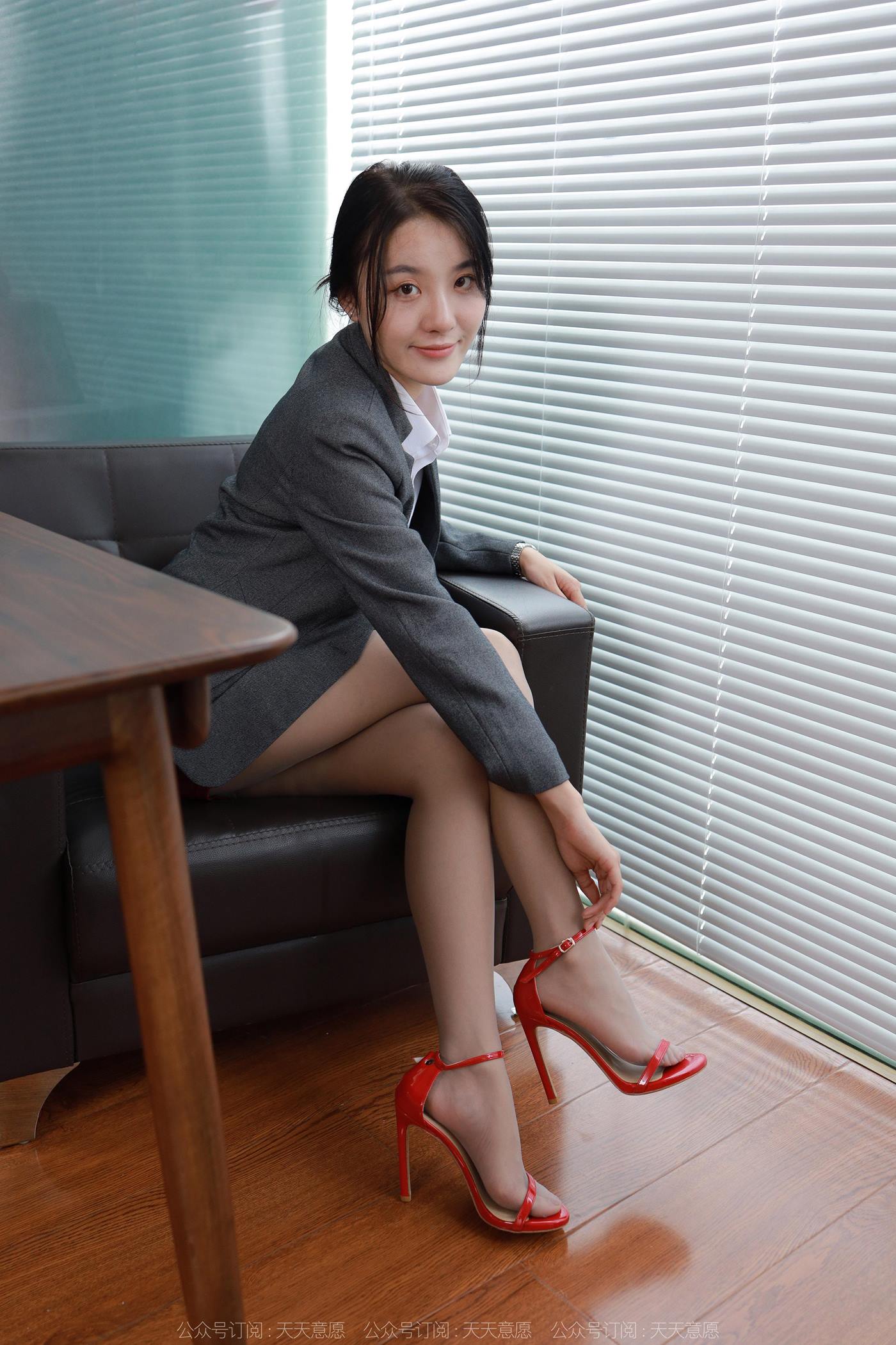 图片[53]-[IESS异思趣向] 2022.12.06 丝享家1290：婉萍《迷人绯红》[93P] – 速更版-美库