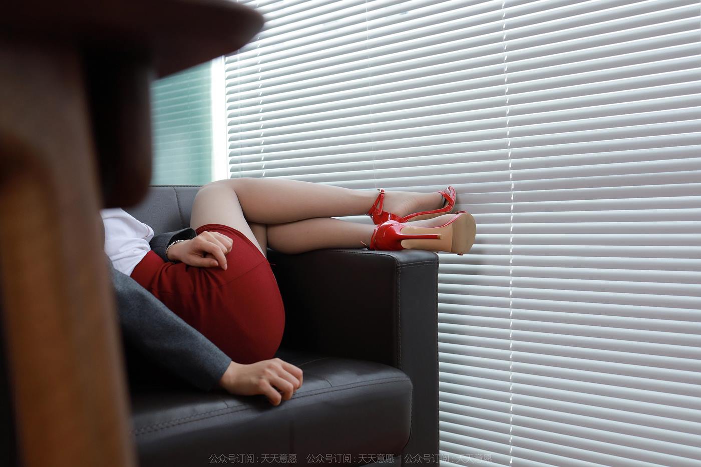 图片[68]-[IESS异思趣向] 2022.12.06 丝享家1290：婉萍《迷人绯红》[93P] – 速更版-美库