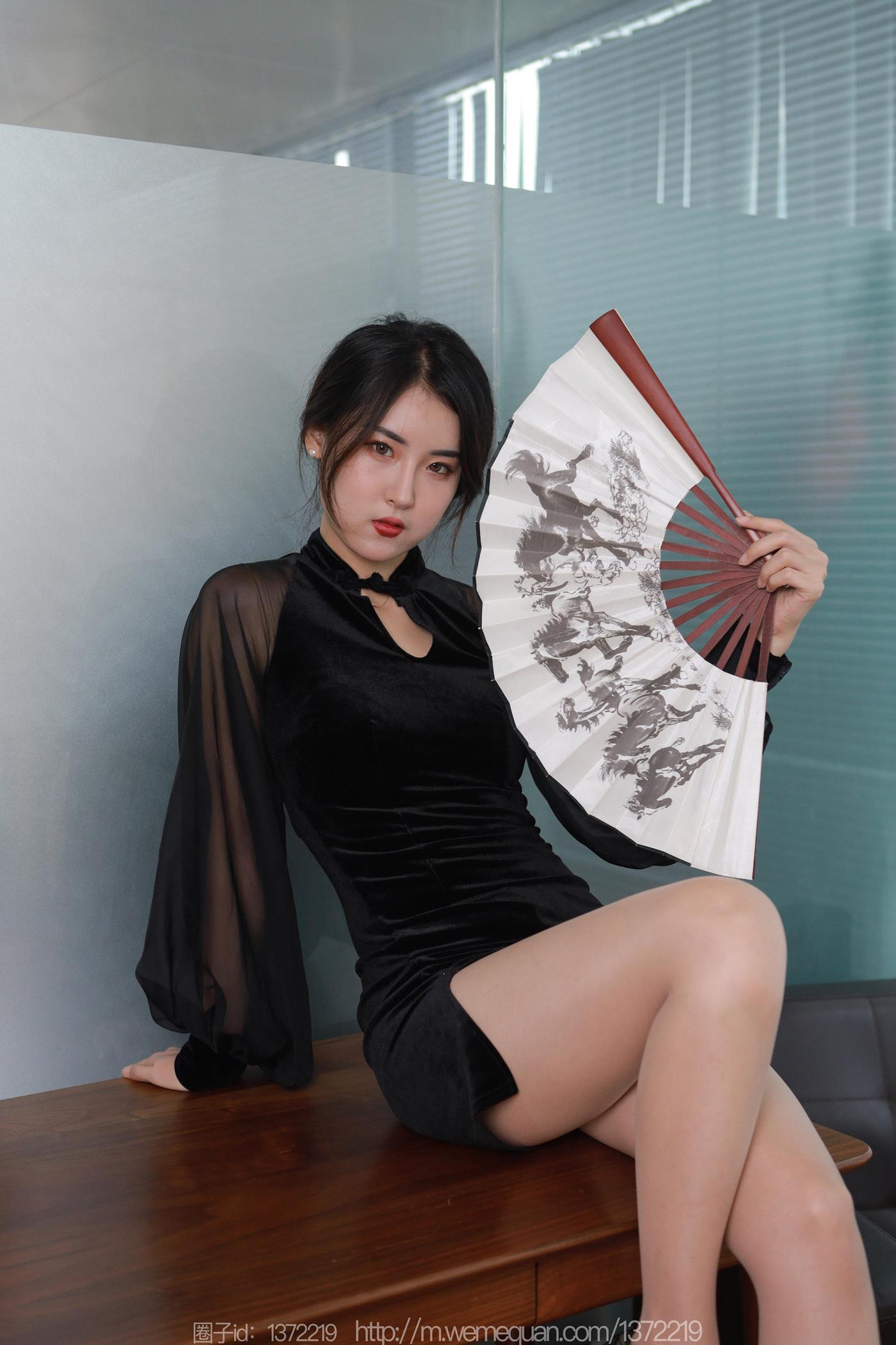 图片[72]-[IESS异思趣向] 2022.12.15 丝享家1299：小宝《黑色旗袍白纸扇》[86P] – 速更版-美库