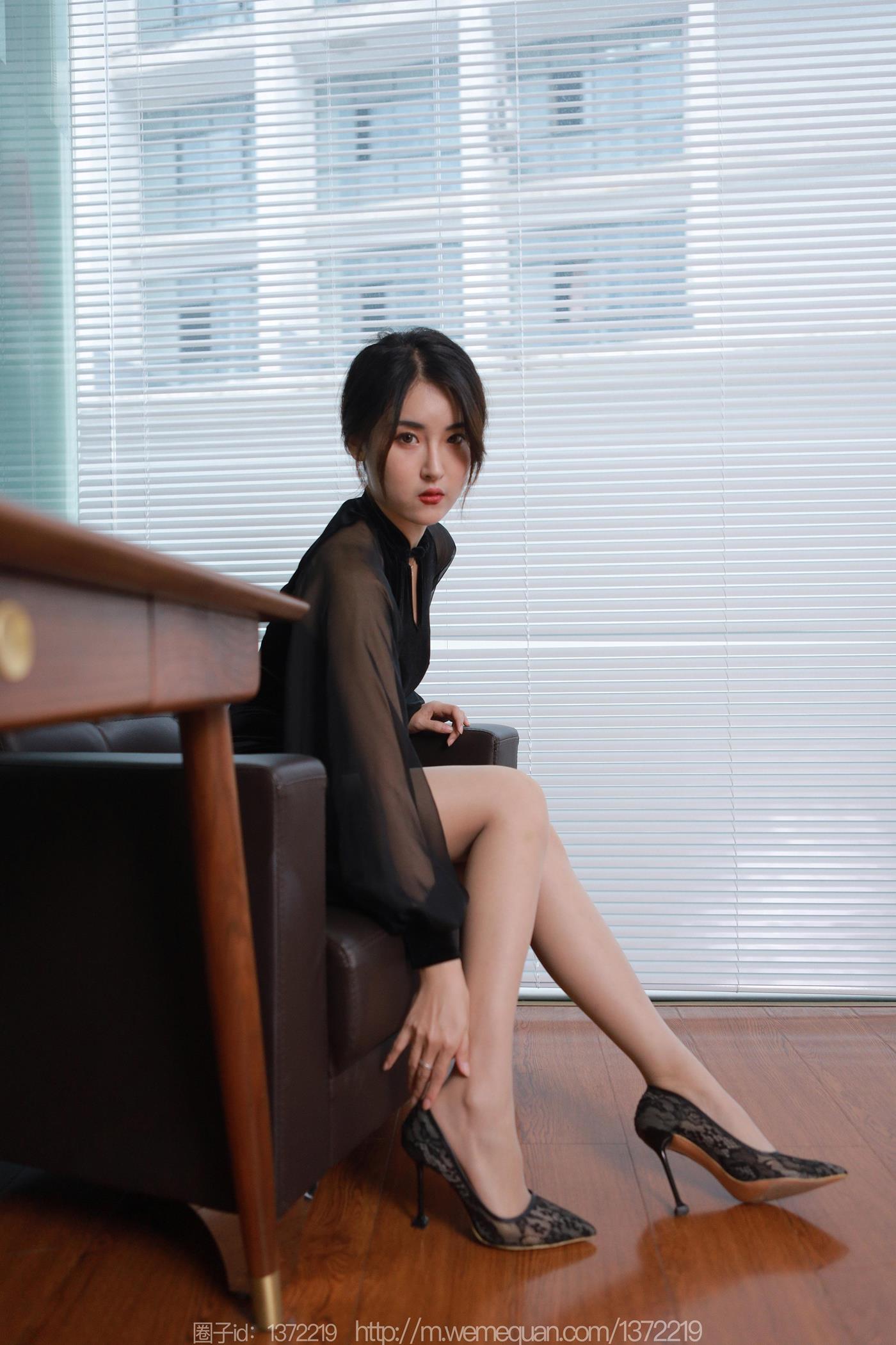 图片[82]-[IESS异思趣向] 2022.12.15 丝享家1299：小宝《黑色旗袍白纸扇》[86P] – 速更版-美库