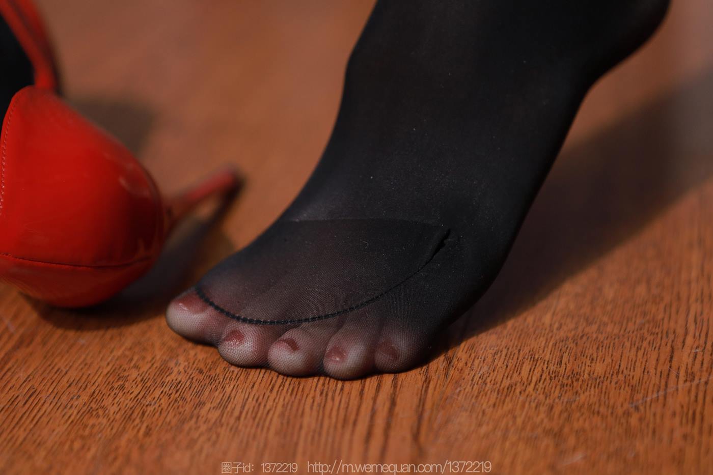 图片[12]-[IESS异思趣向] 2022.12.25 丝享家1309：团团《红色姓感漆皮黑丝》[89P] – 速更版-美库