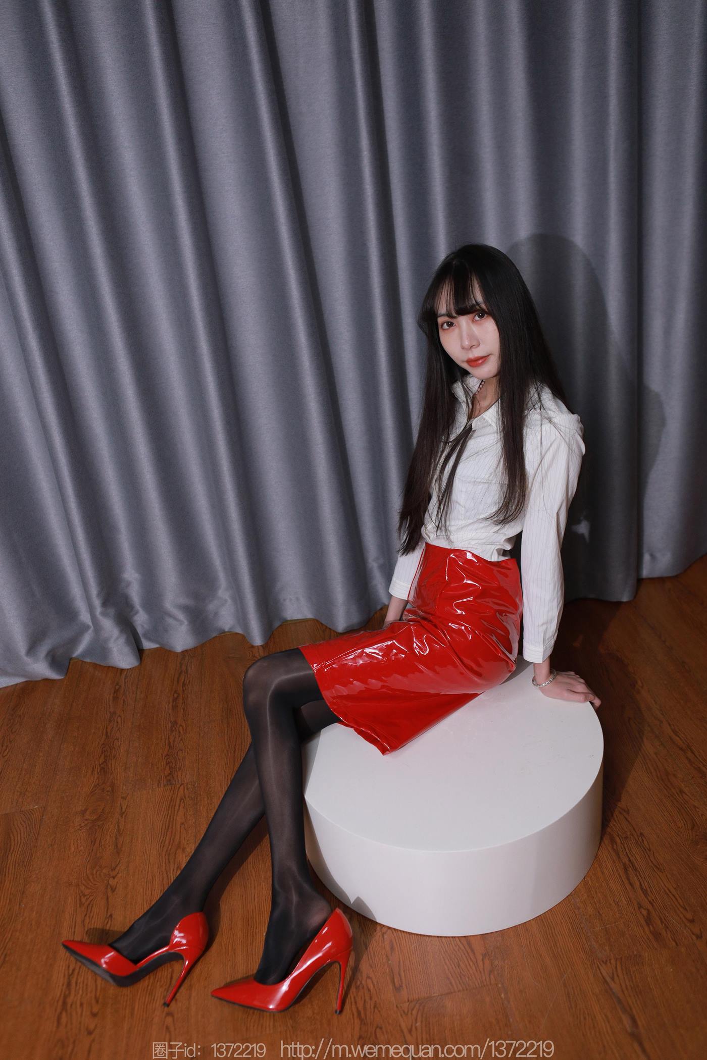 图片[88]-[IESS异思趣向] 2022.12.25 丝享家1309：团团《红色姓感漆皮黑丝》[89P] – 速更版-美库