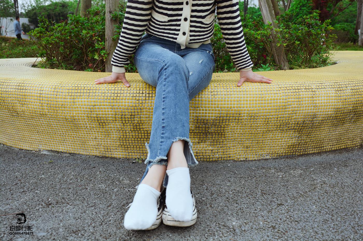 图片[11]-[织梦映像]NO.016 少女牛仔裤草地白袜[80P] – 速更版-美库