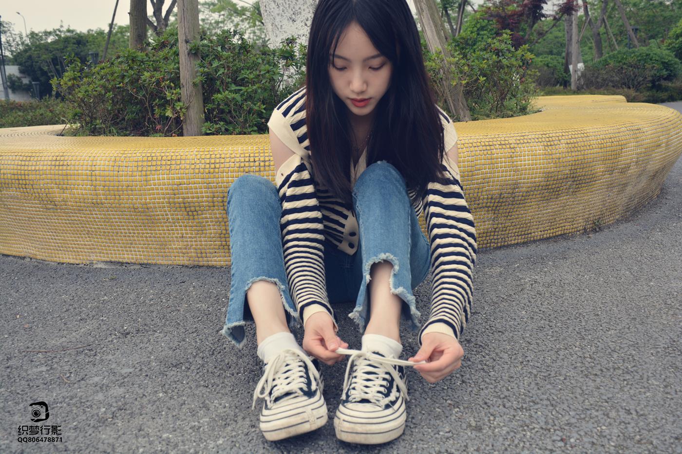 图片[14]-[织梦映像]NO.016 少女牛仔裤草地白袜[80P] – 速更版-美库