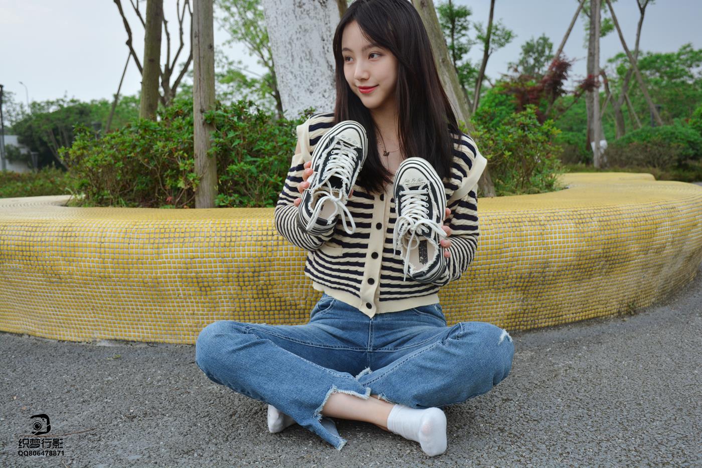 图片[17]-[织梦映像]NO.016 少女牛仔裤草地白袜[80P] – 速更版-美库
