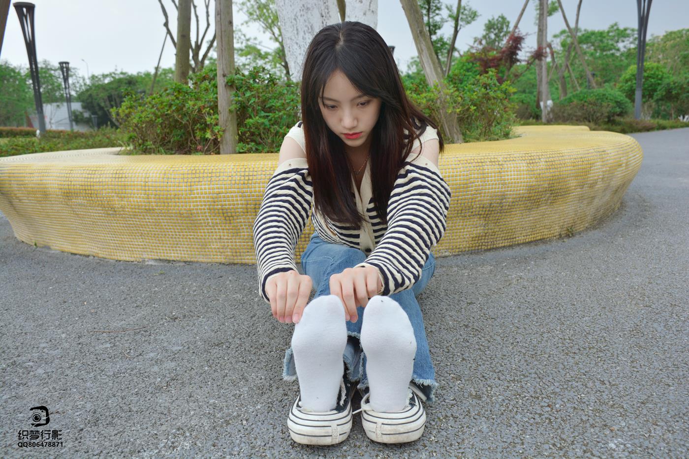 图片[18]-[织梦映像]NO.016 少女牛仔裤草地白袜[80P] – 速更版-美库