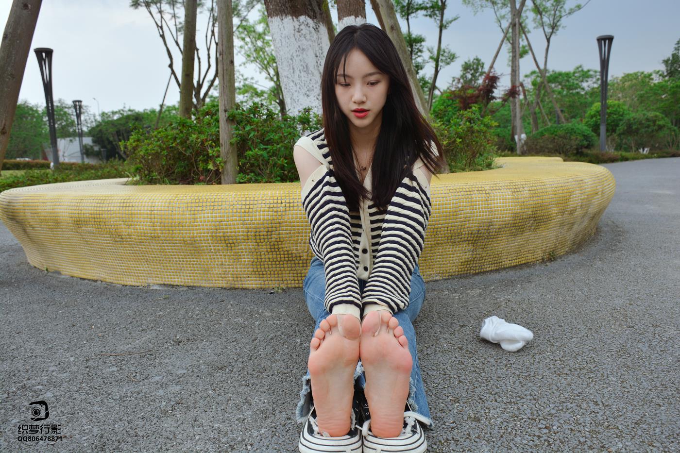 图片[20]-[织梦映像]NO.016 少女牛仔裤草地白袜[80P] – 速更版-美库