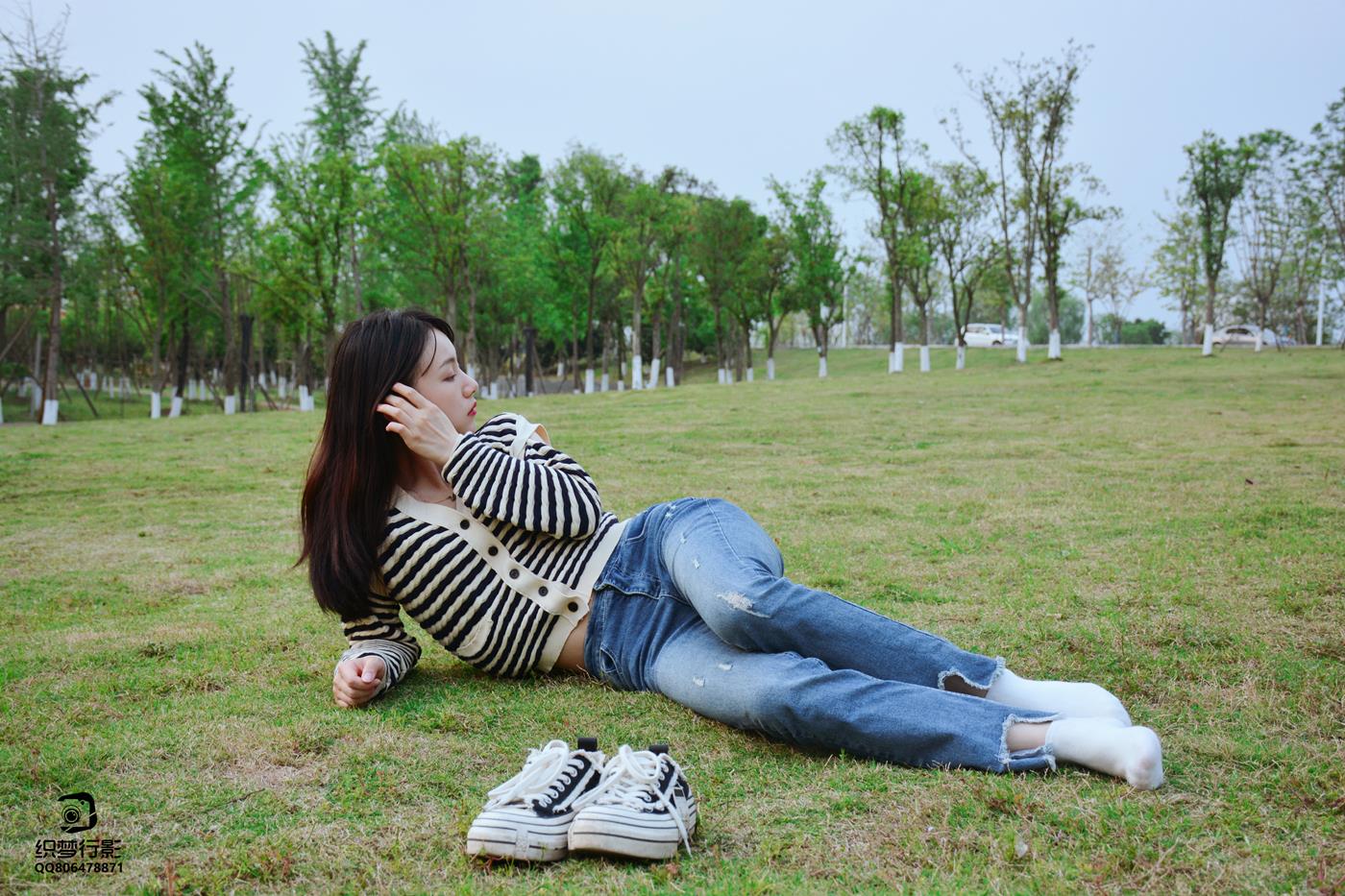 图片[24]-[织梦映像]NO.016 少女牛仔裤草地白袜[80P] – 速更版-美库