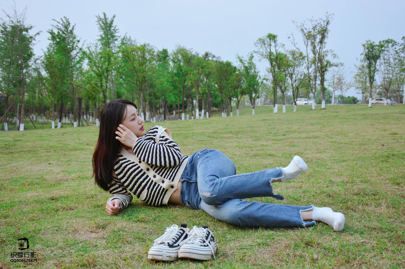 图片[25]-[织梦映像]NO.016 少女牛仔裤草地白袜[80P] – 速更版-美库