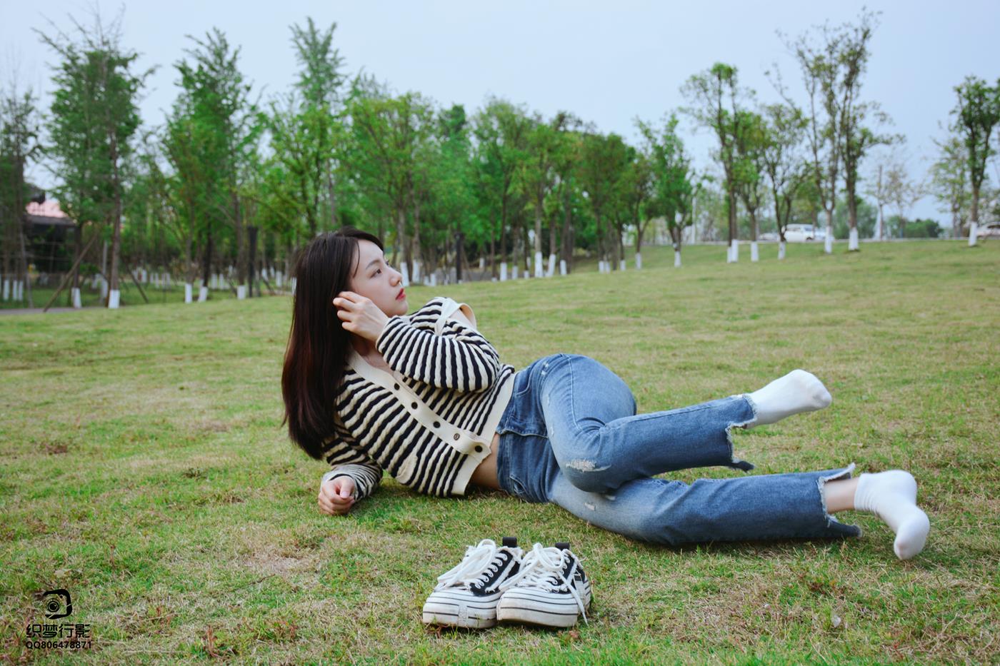 图片[27]-[织梦映像]NO.016 少女牛仔裤草地白袜[80P] – 速更版-美库