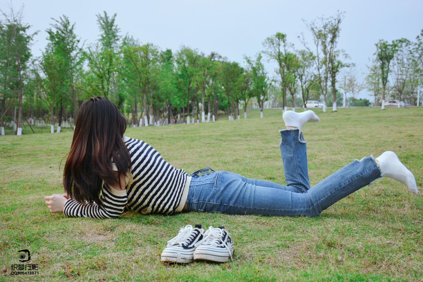 图片[28]-[织梦映像]NO.016 少女牛仔裤草地白袜[80P] – 速更版-美库