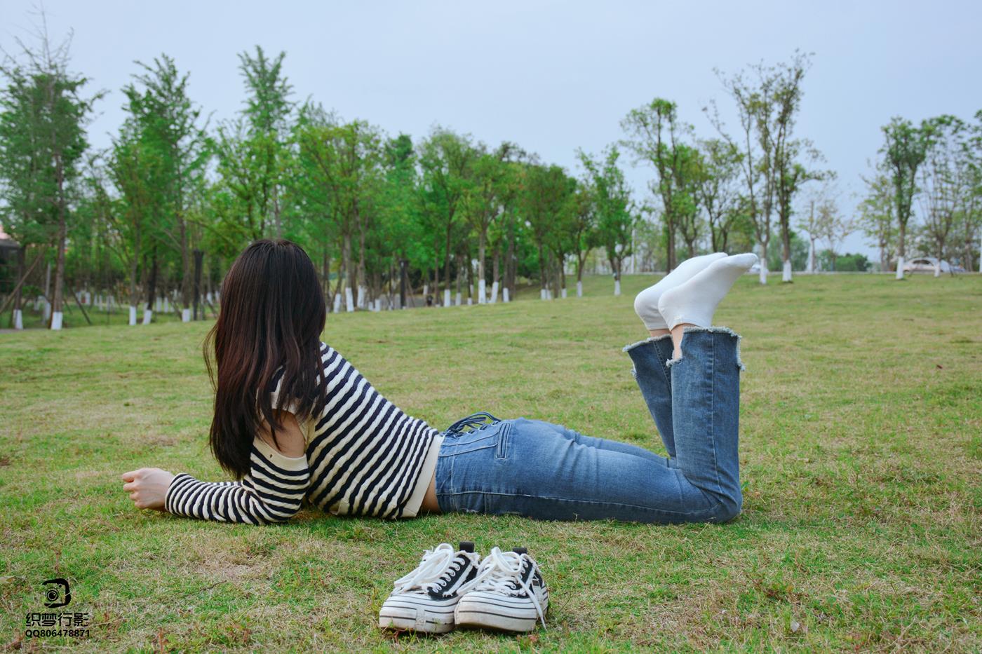 图片[29]-[织梦映像]NO.016 少女牛仔裤草地白袜[80P] – 速更版-美库