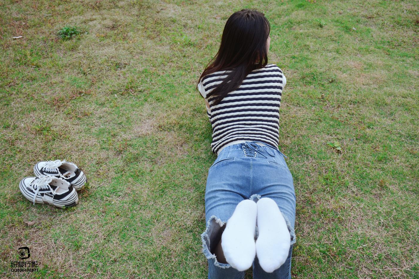 图片[31]-[织梦映像]NO.016 少女牛仔裤草地白袜[80P] – 速更版-美库