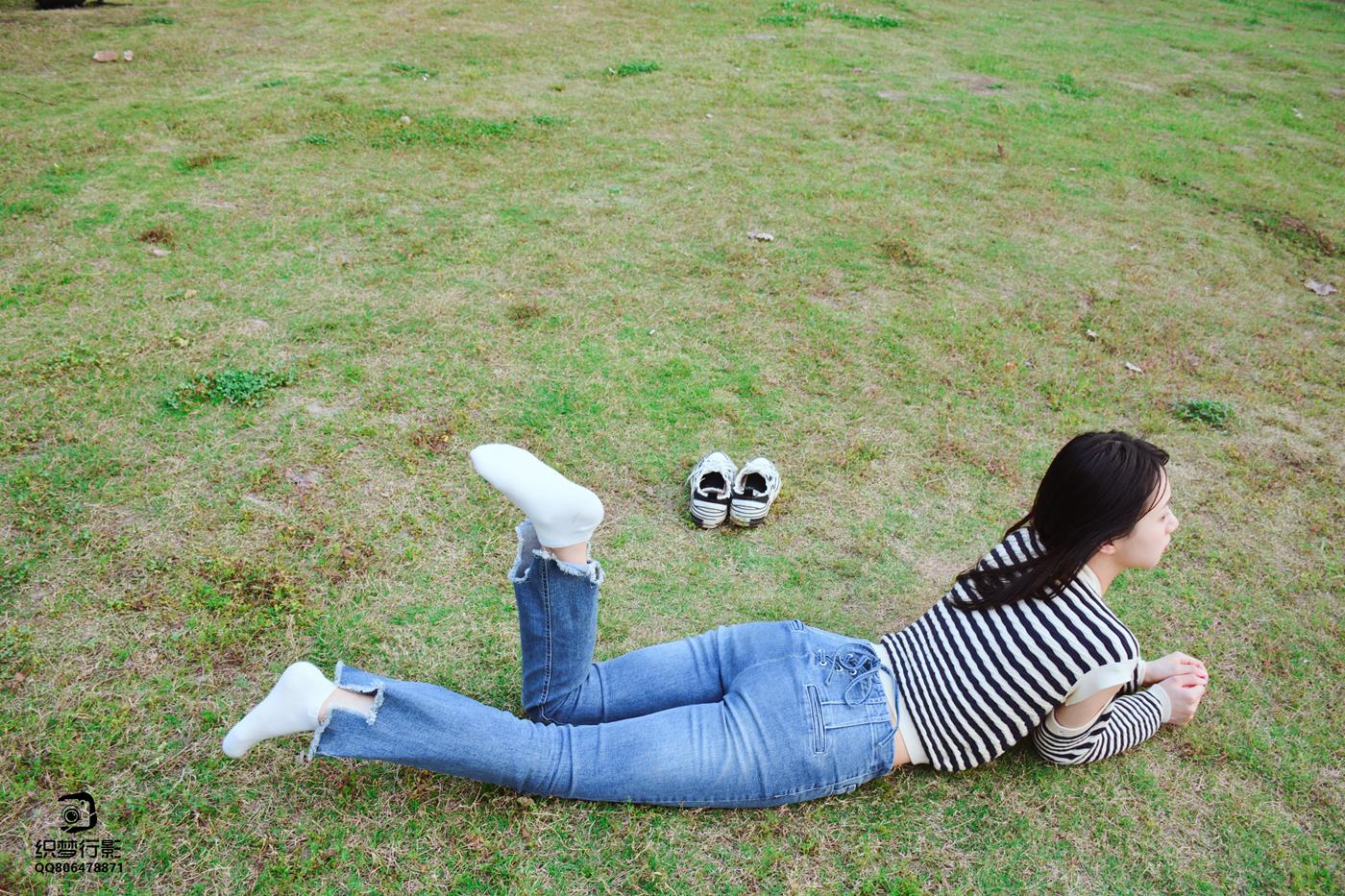 图片[33]-[织梦映像]NO.016 少女牛仔裤草地白袜[80P] – 速更版-美库