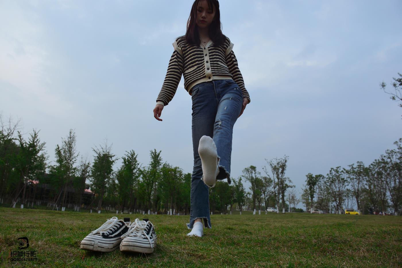 图片[36]-[织梦映像]NO.016 少女牛仔裤草地白袜[80P] – 速更版-美库
