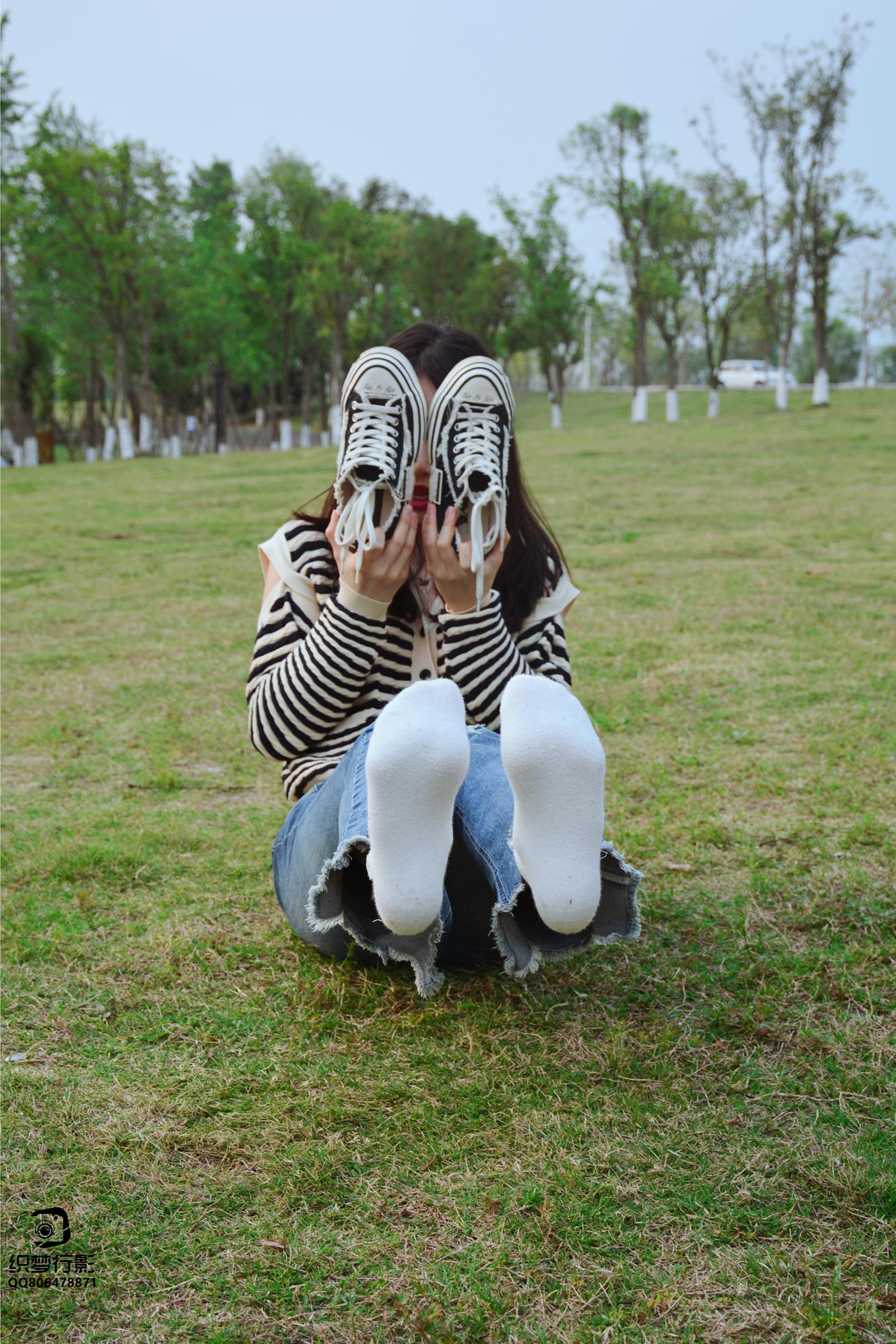 图片[46]-[织梦映像]NO.016 少女牛仔裤草地白袜[80P] – 速更版-美库