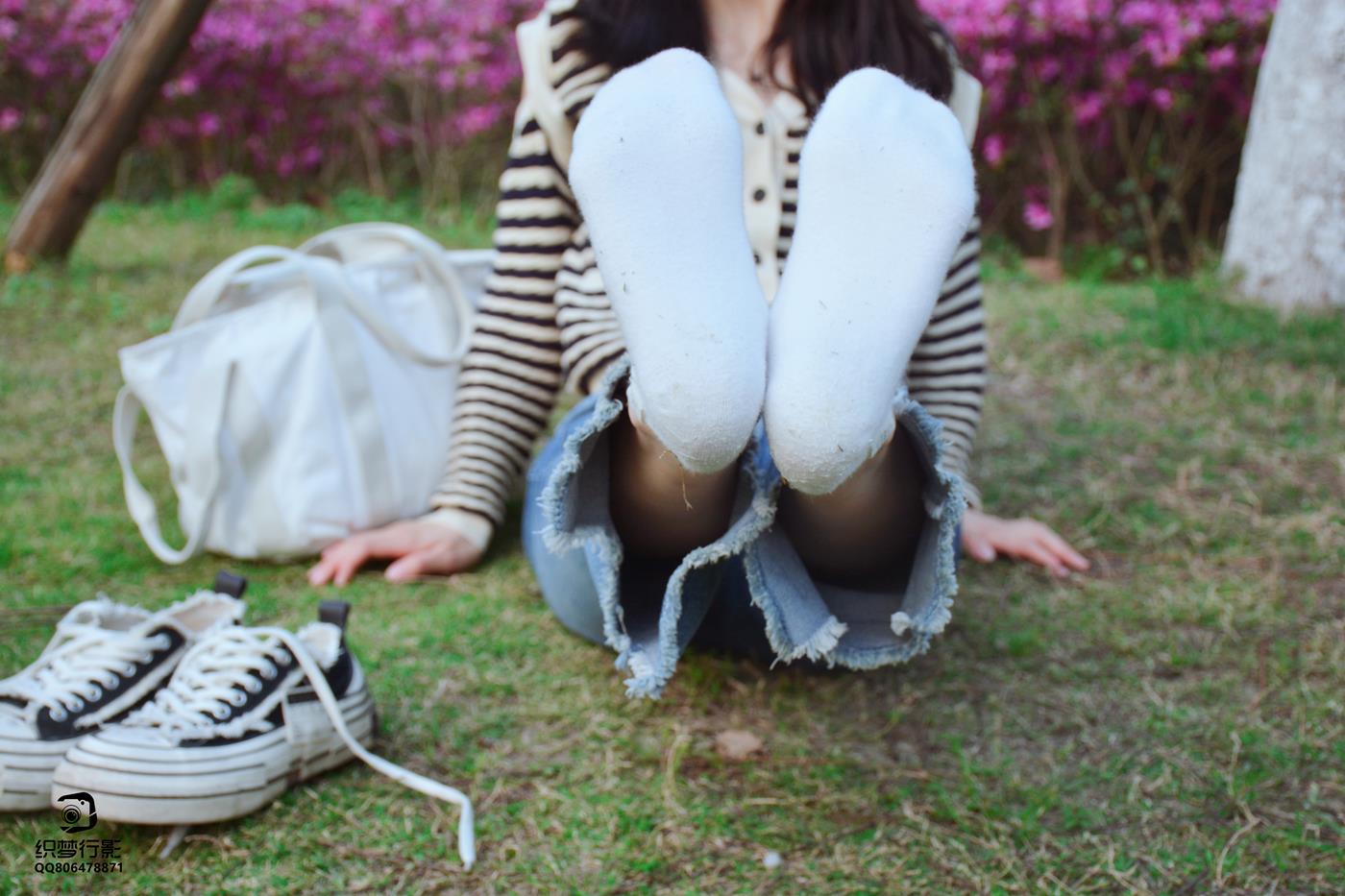 图片[55]-[织梦映像]NO.016 少女牛仔裤草地白袜[80P] – 速更版-美库