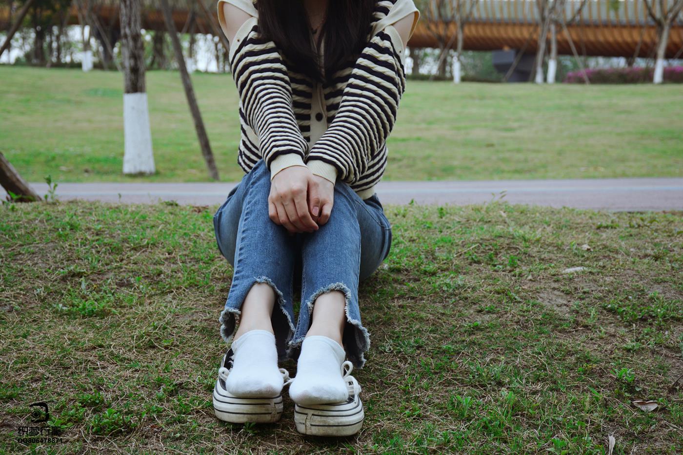 图片[75]-[织梦映像]NO.016 少女牛仔裤草地白袜[80P] – 速更版-美库
