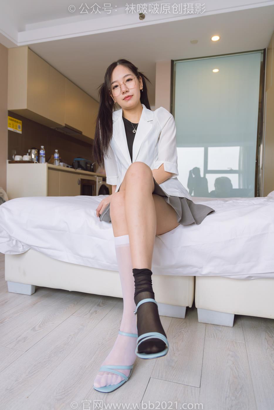 图片[37]-[BoBoSocks袜啵啵]NO.253 小甜豆-两双高跟鞋、一只脚小腿白丝、一只脚小腿黑丝[220P] – 速更版-美库