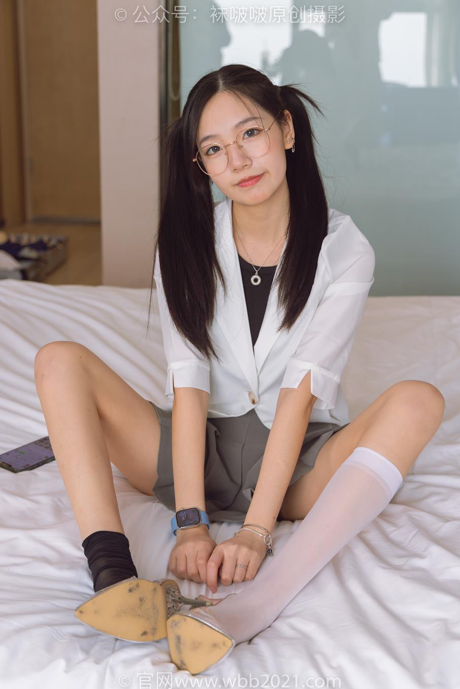 图片[40]-[BoBoSocks袜啵啵]NO.253 小甜豆-两双高跟鞋、一只脚小腿白丝、一只脚小腿黑丝[220P] – 速更版-美库