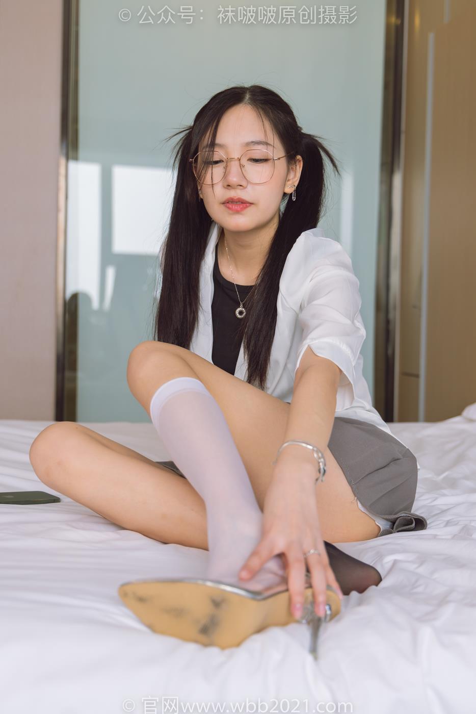 图片[54]-[BoBoSocks袜啵啵]NO.253 小甜豆-两双高跟鞋、一只脚小腿白丝、一只脚小腿黑丝[220P] – 速更版-美库