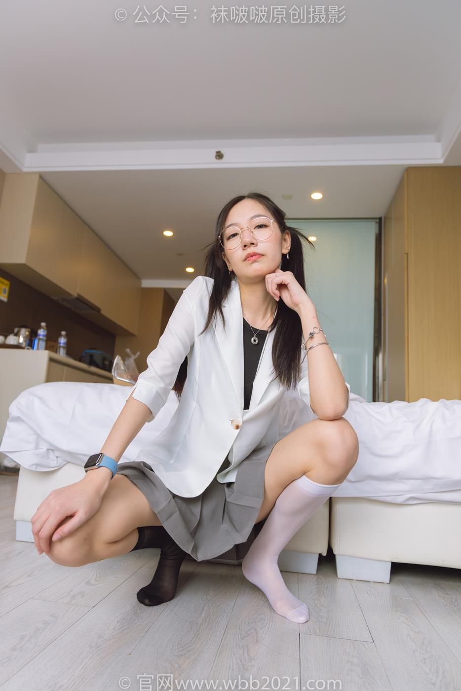 图片[98]-[BoBoSocks袜啵啵]NO.253 小甜豆-两双高跟鞋、一只脚小腿白丝、一只脚小腿黑丝[220P] – 速更版-美库