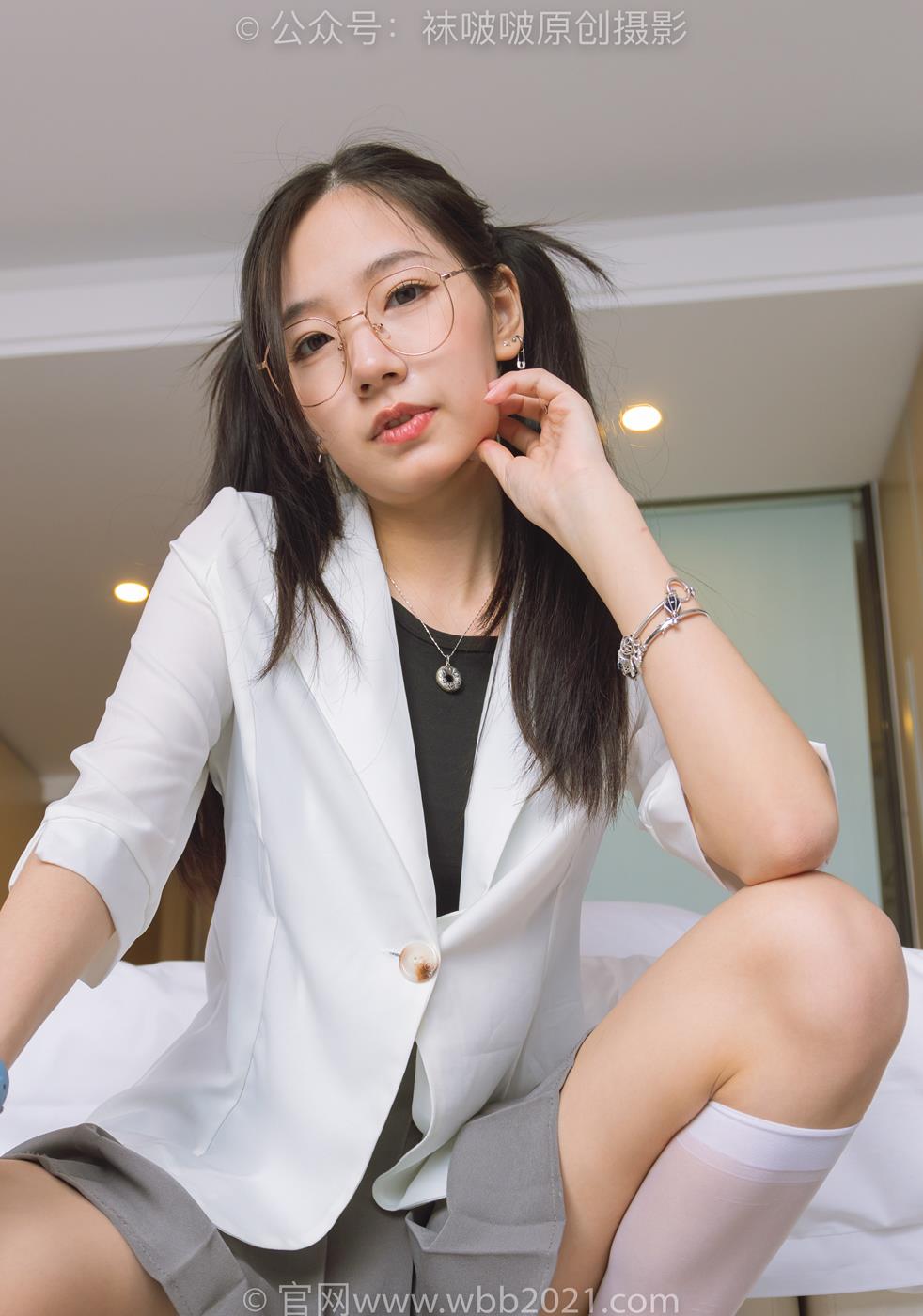 图片[99]-[BoBoSocks袜啵啵]NO.253 小甜豆-两双高跟鞋、一只脚小腿白丝、一只脚小腿黑丝[220P] – 速更版-美库